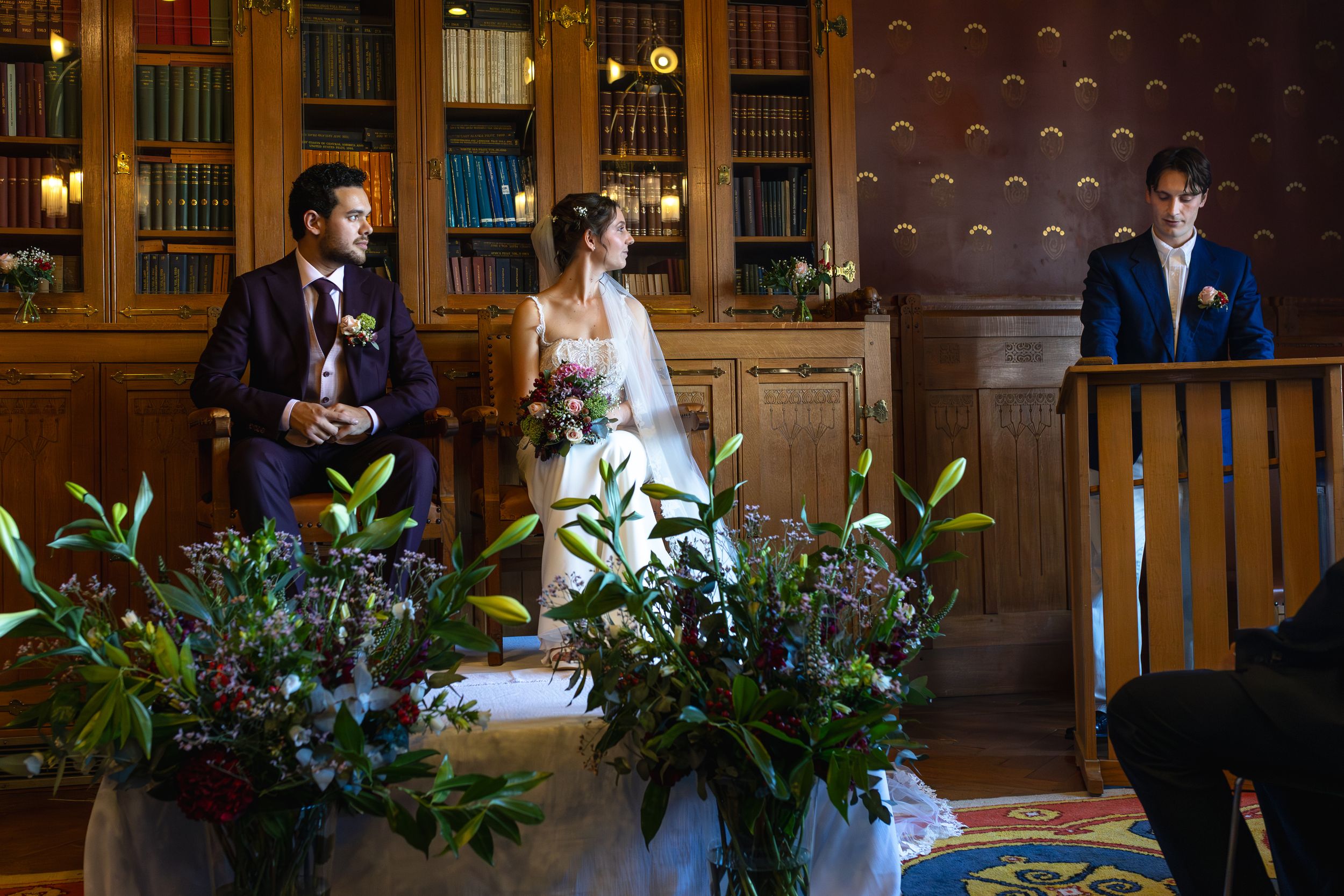 Bruidspaar staat samen tijdens de trouwceremonie bij Meet Berlage in Amsterdam
