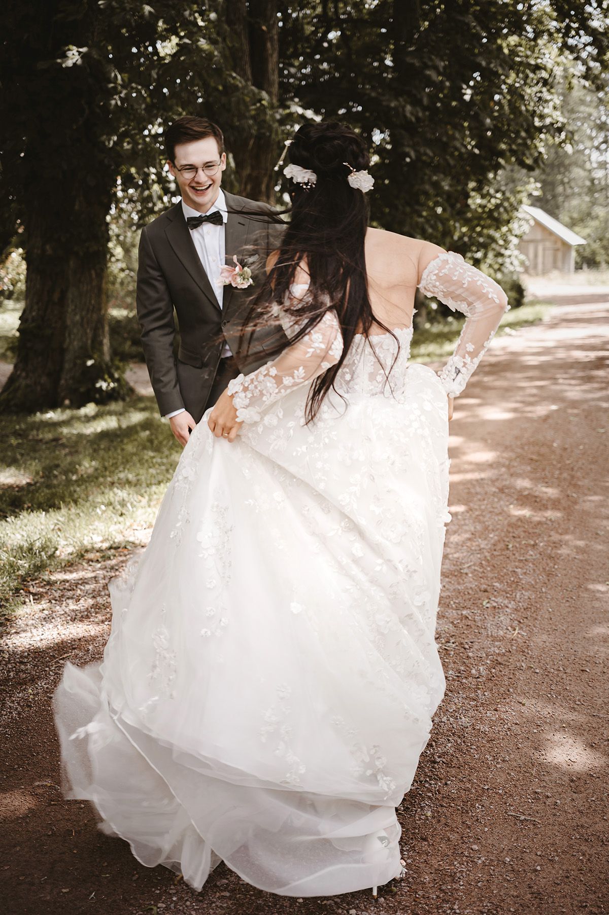Brudgummen vänder sig om under under First Look-fotografering i Östergötland och får se sin brud för första gången. Foto Josefin Landhagen