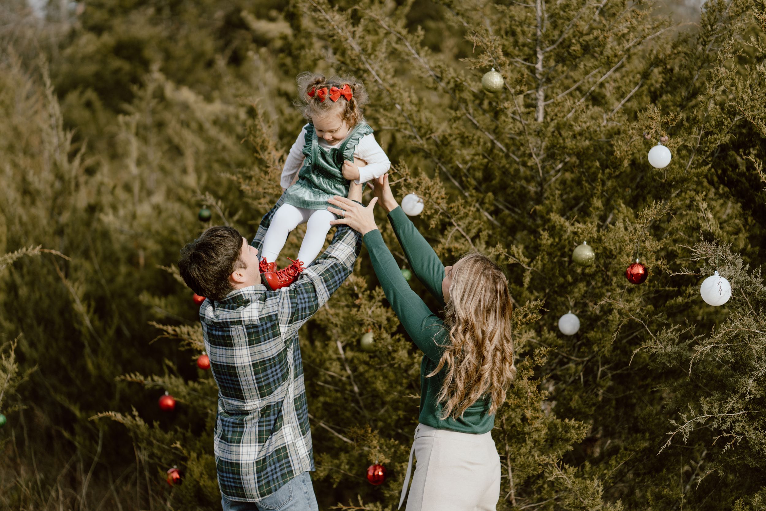 DC and Virginia Lifestyle maternity photography capturing natural connection and emotion during a relaxed, documentary maternity session.