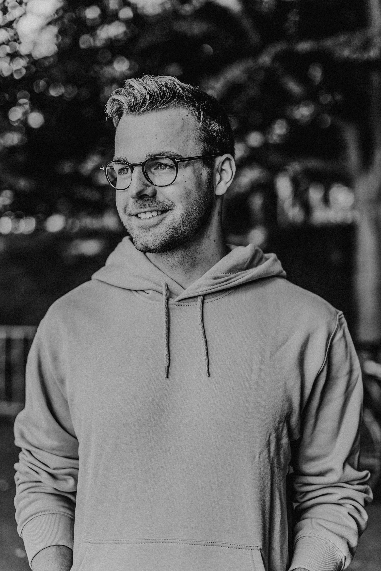 Schwarz-Weiss Portrait eines jungen Mannes in der Natur.
