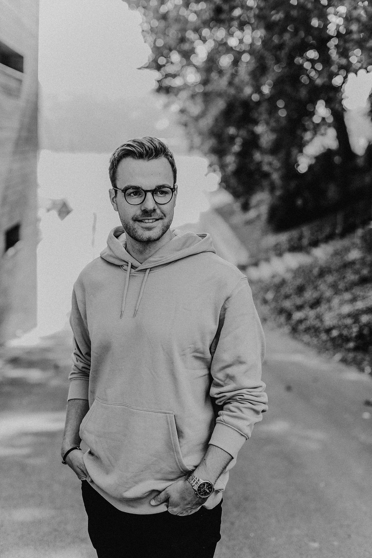 Schwarz-Weiss Portrait eines jungen Mannes in der Natur.