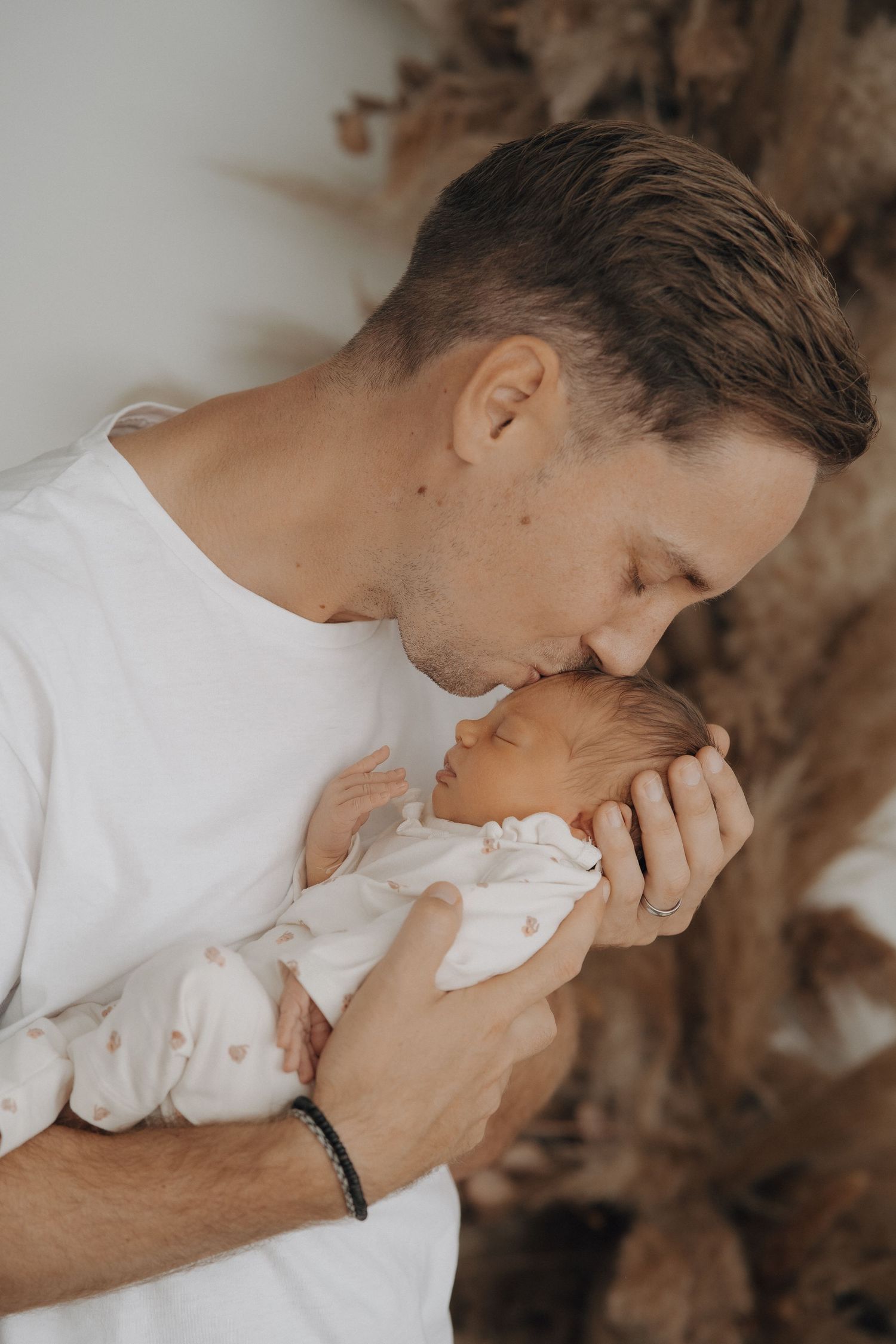 Kunstvolle Neugeborenenfotografie: Dein Baby im Mittelpunkt. Liebevoll, natürlich, zeitlos.
