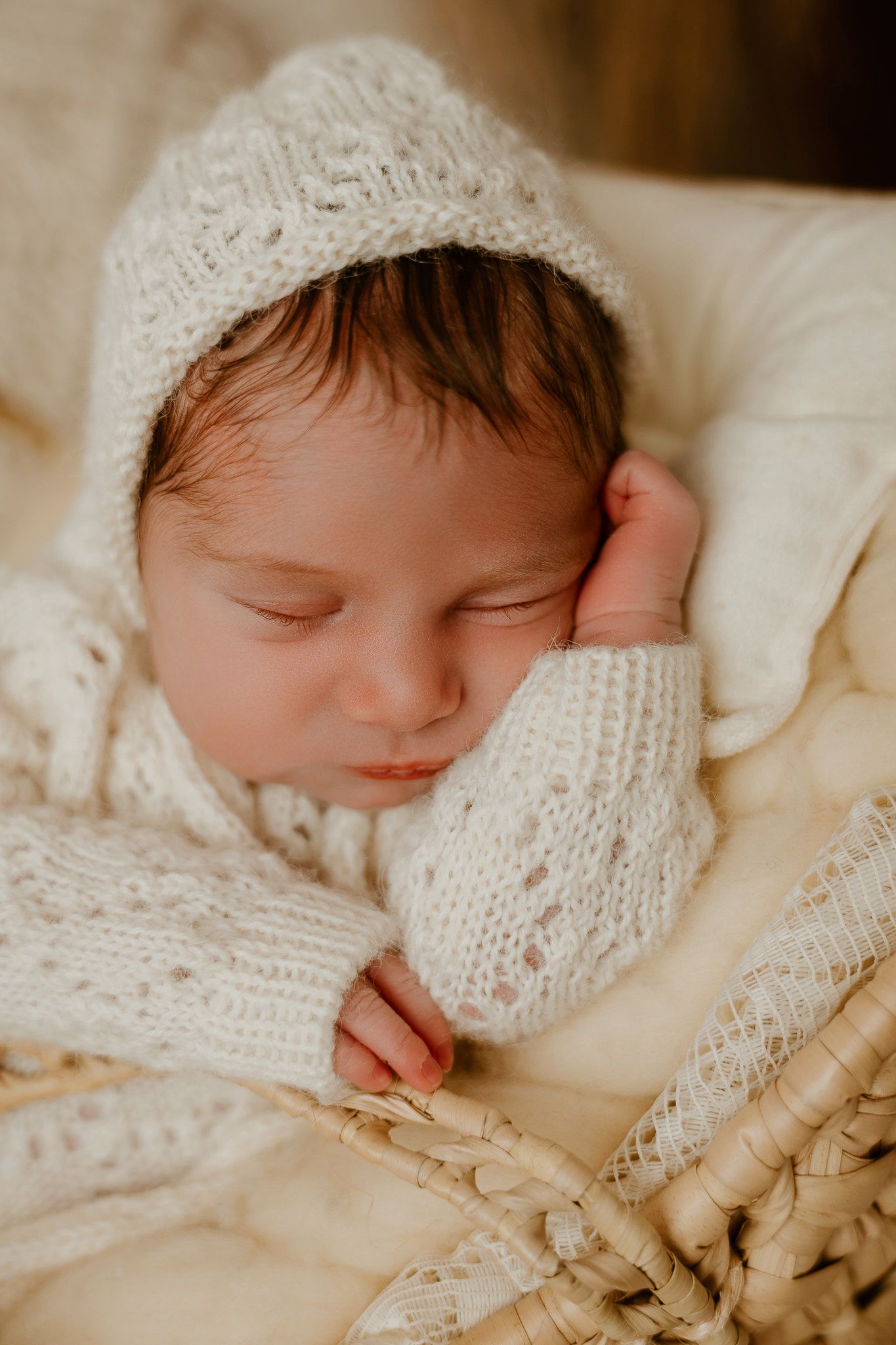 bebé durmiendo en su sesión newborn en valencia estilo boho.