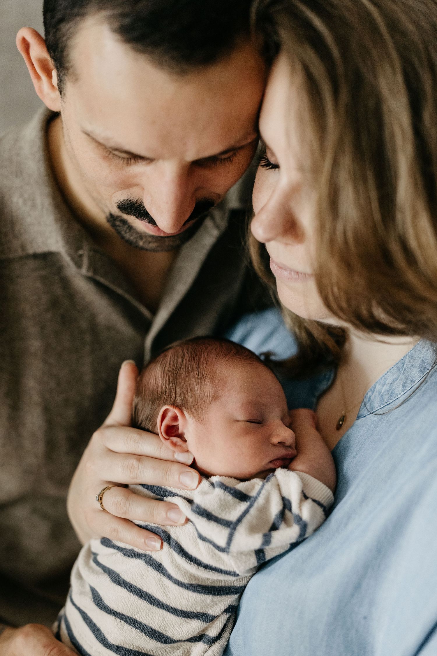 Gezinsreportage in Noord-Brabant, Breda. Fotografie door Marleen Dalebout-Nuijten. Gezin, Newborn, echte momenten samen vastgelegd.