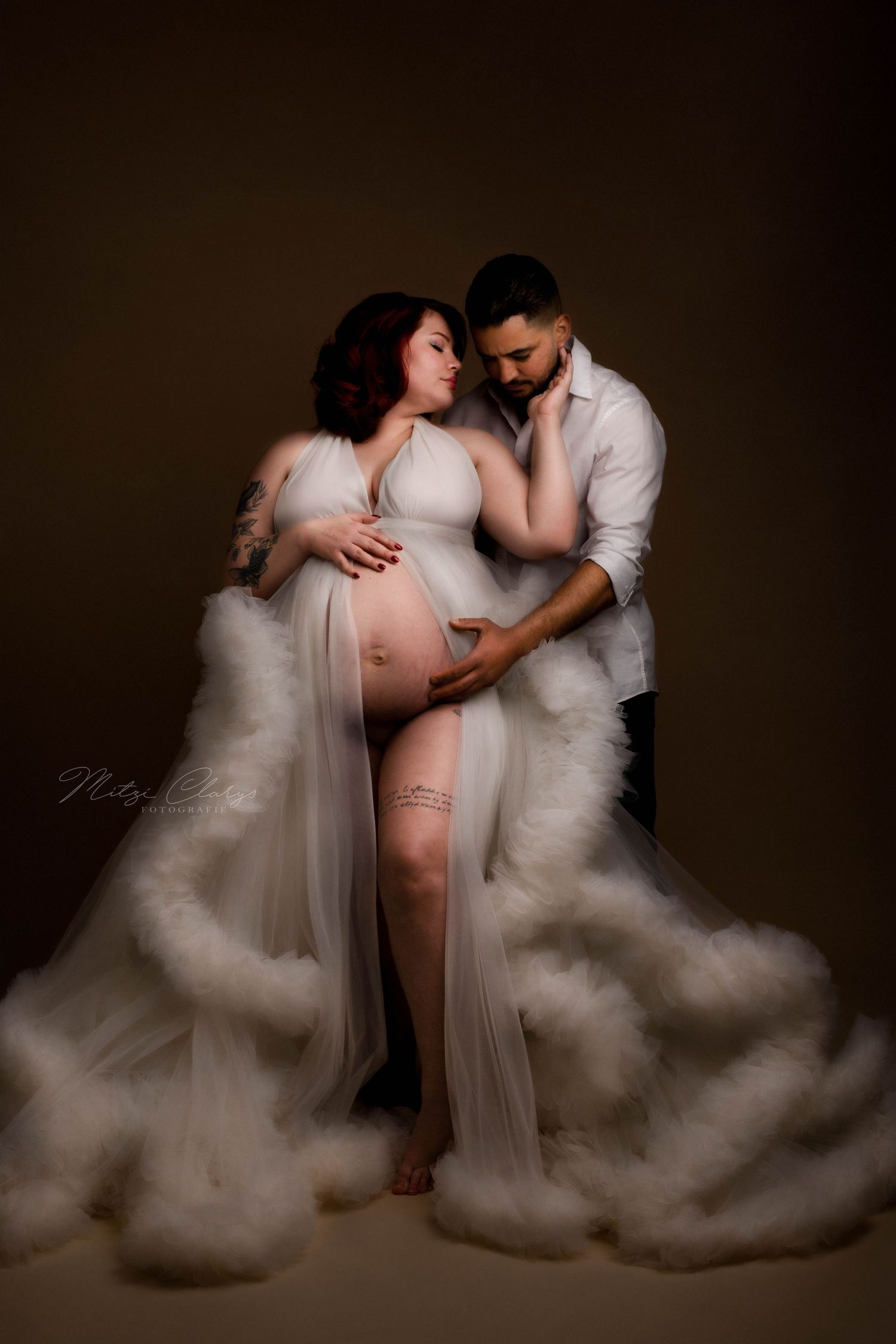 Zwangerschapsshoot plus size model in studio