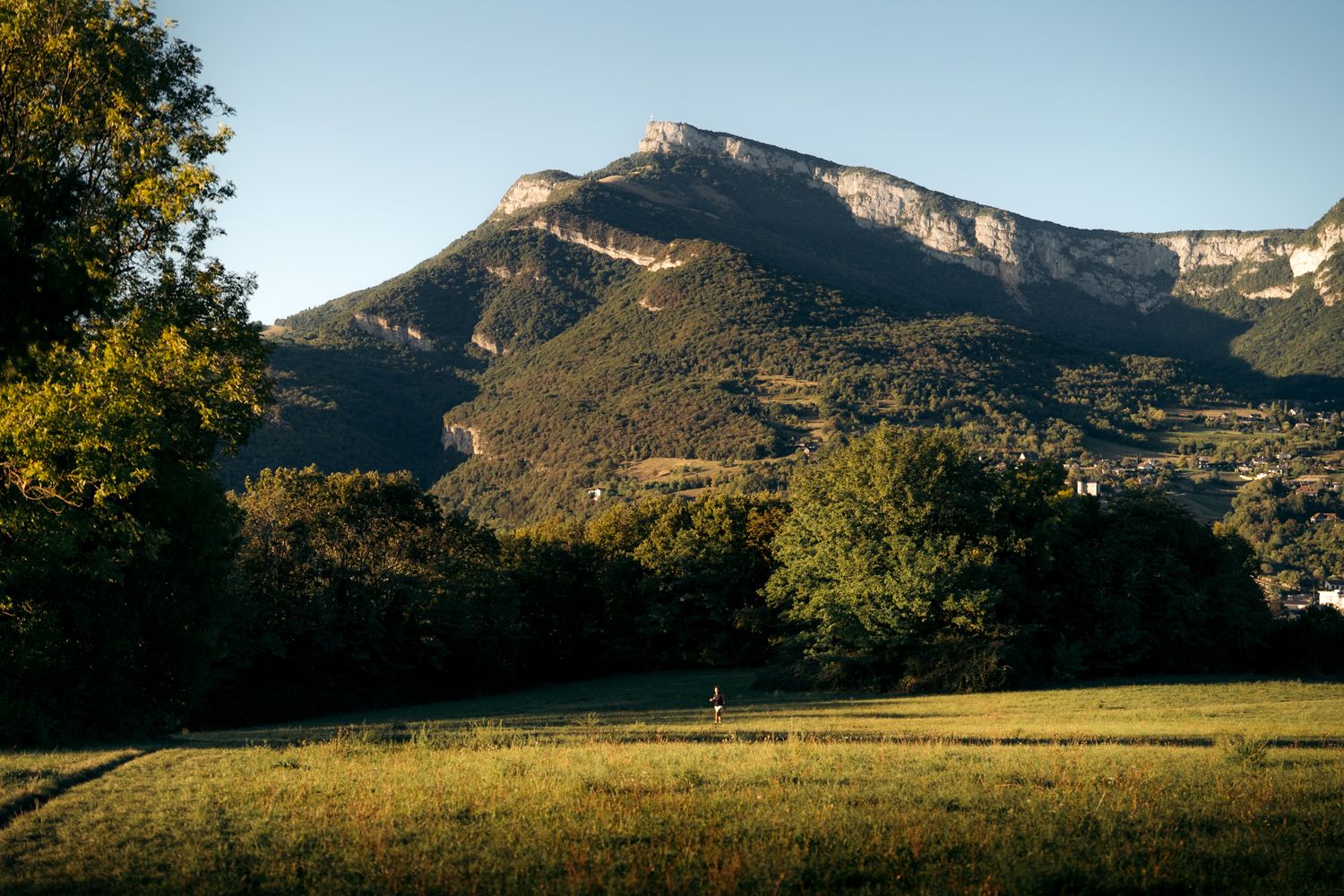 Croix du Nivolet à Chambéry avec le champ du Haut-Mollard en premier plan