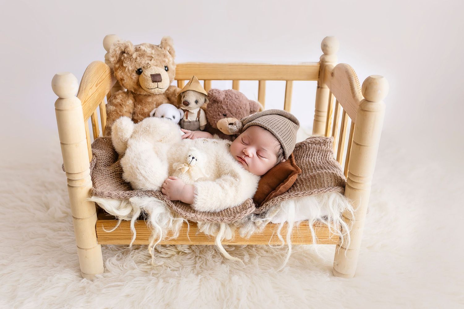 Fotografiando bebes recien nacidos en mi estudio en ponce puerto rico Bebe durmiendo en camita de madera