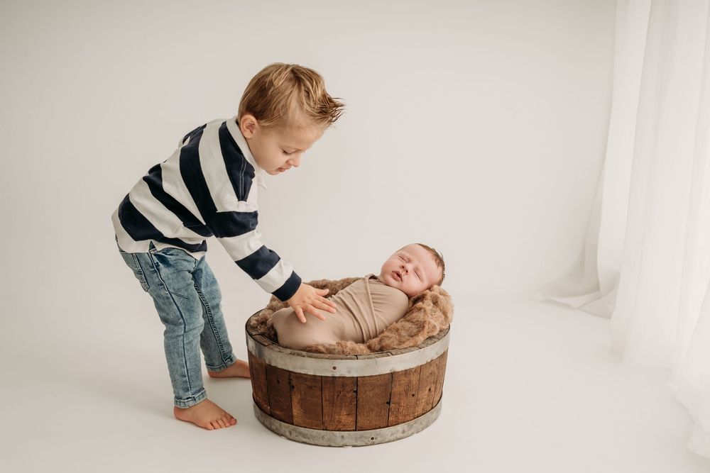 newborn shoot met grote broer/zus