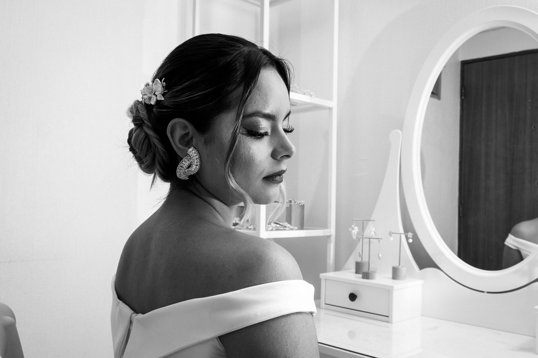 Detalle del maquillaje de ojos de la novia en tonos dorados fotografía profesional que resalta la mirada y la elegancia del momento.