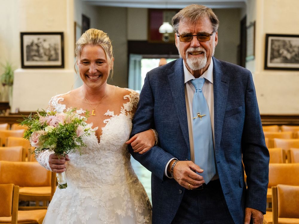 Un moment joyeux lors d'une cérémonie de mariage dans un cadre intérieur élégant avec des touches de bois. Florent Vause