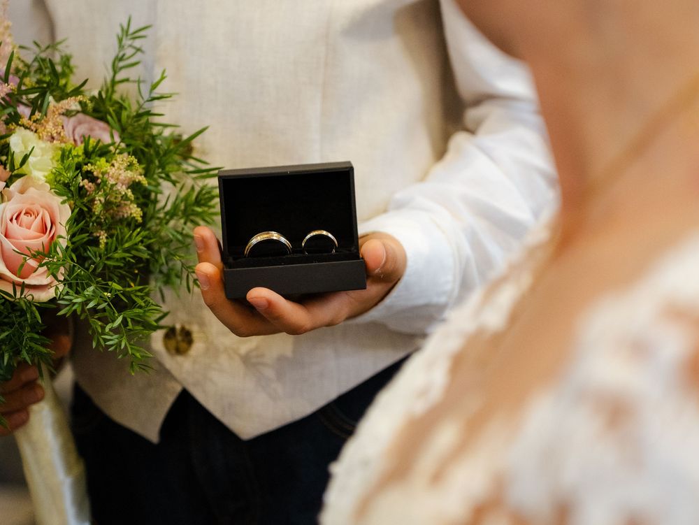Gros plans sur les préparatifs du mariage, avec des compositions florales et des accessoires délicats. Florent Vause