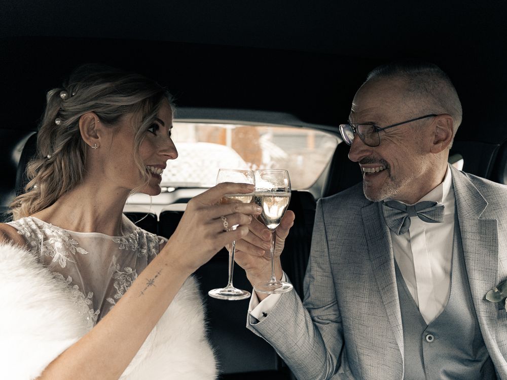 Un tendre moment de mariage capturé en noir et blanc, où un couple partage une étreinte amoureuse. Florent Vause