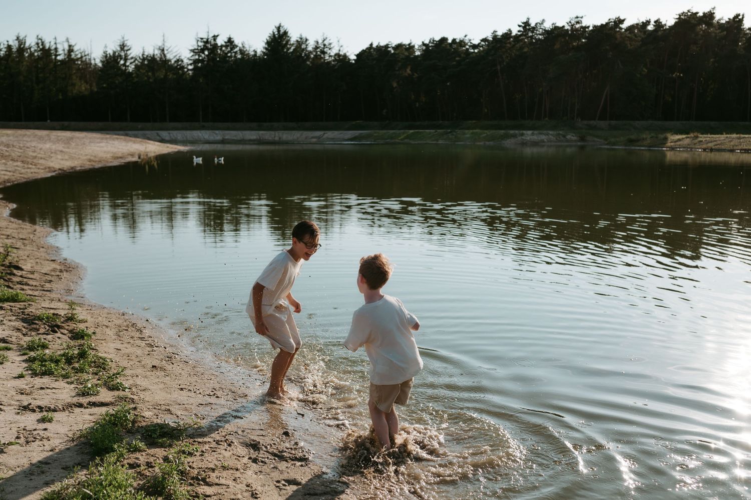 Melissa Stuer Photography Moederschapsfotograaf Moerbeke Oost-Vlaanderen kinderfotograaf twee broers spelend in water strand