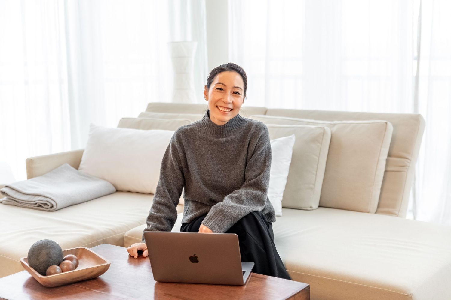 personal branding portrait of business woman Berlin natural interior surrounding.