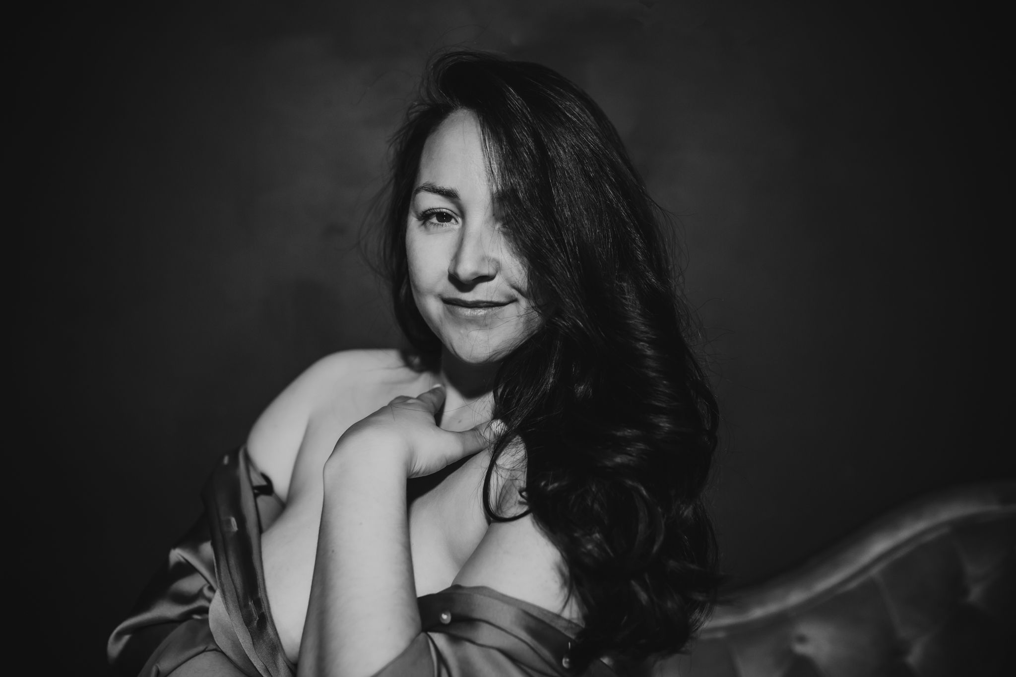 Zwart wit fot van een vrouw in portret modes met een donkere achtergrond
