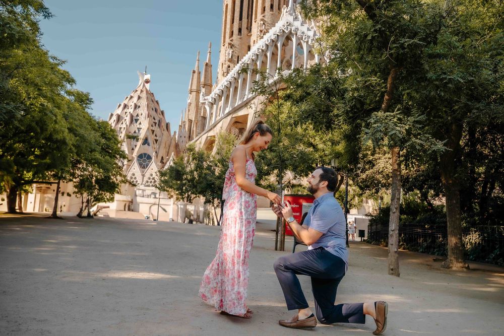 Natural couple photography Sagrada Familia