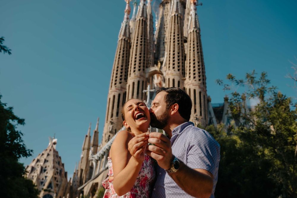 Emotional couple photography Sagrada Familia