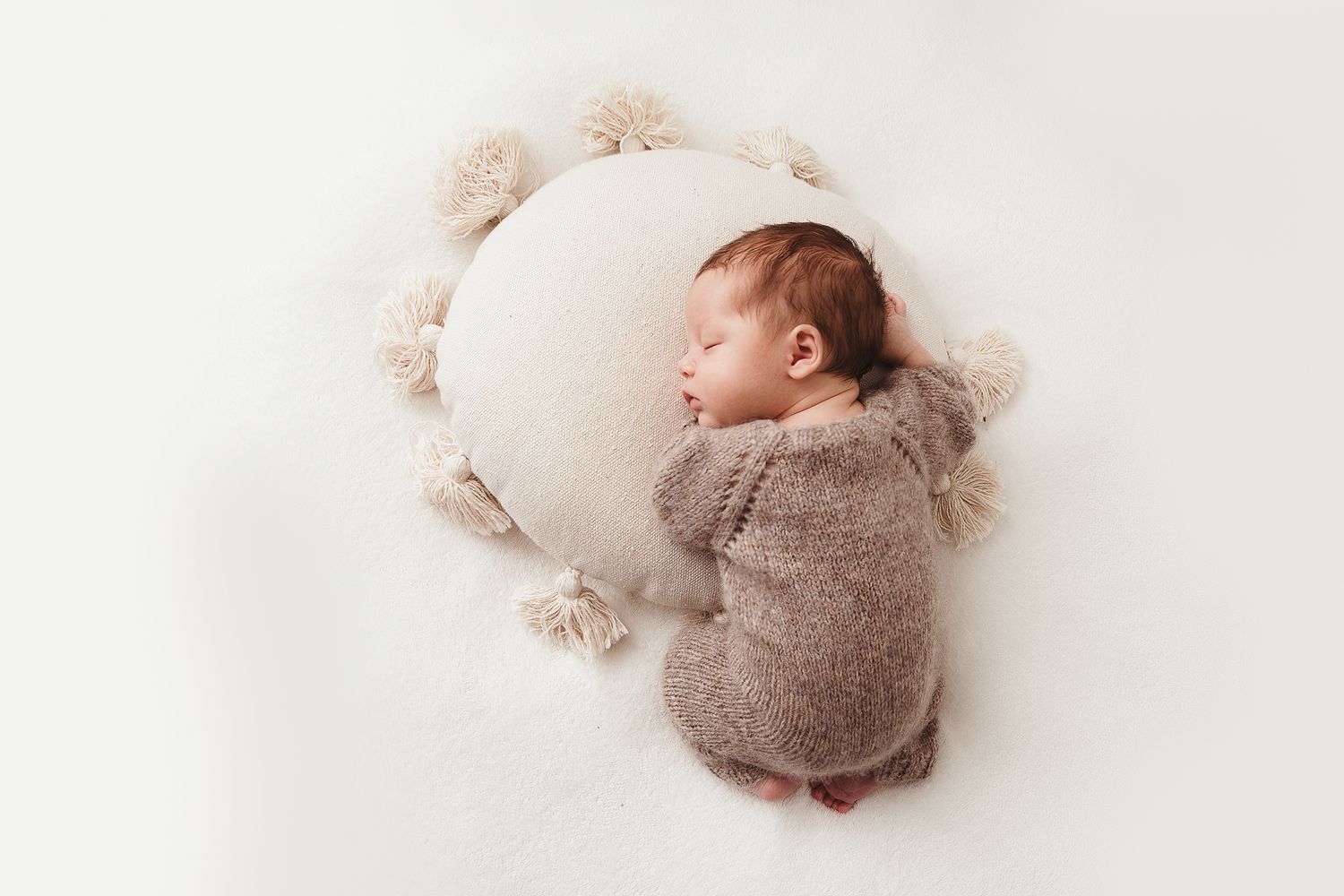umelecké newborn fotenie bábätka do 14 dní v ateliéri Bratislava. Bezpečné polohovanie a 10 rokov praxe, fotografka Domi Bobák.