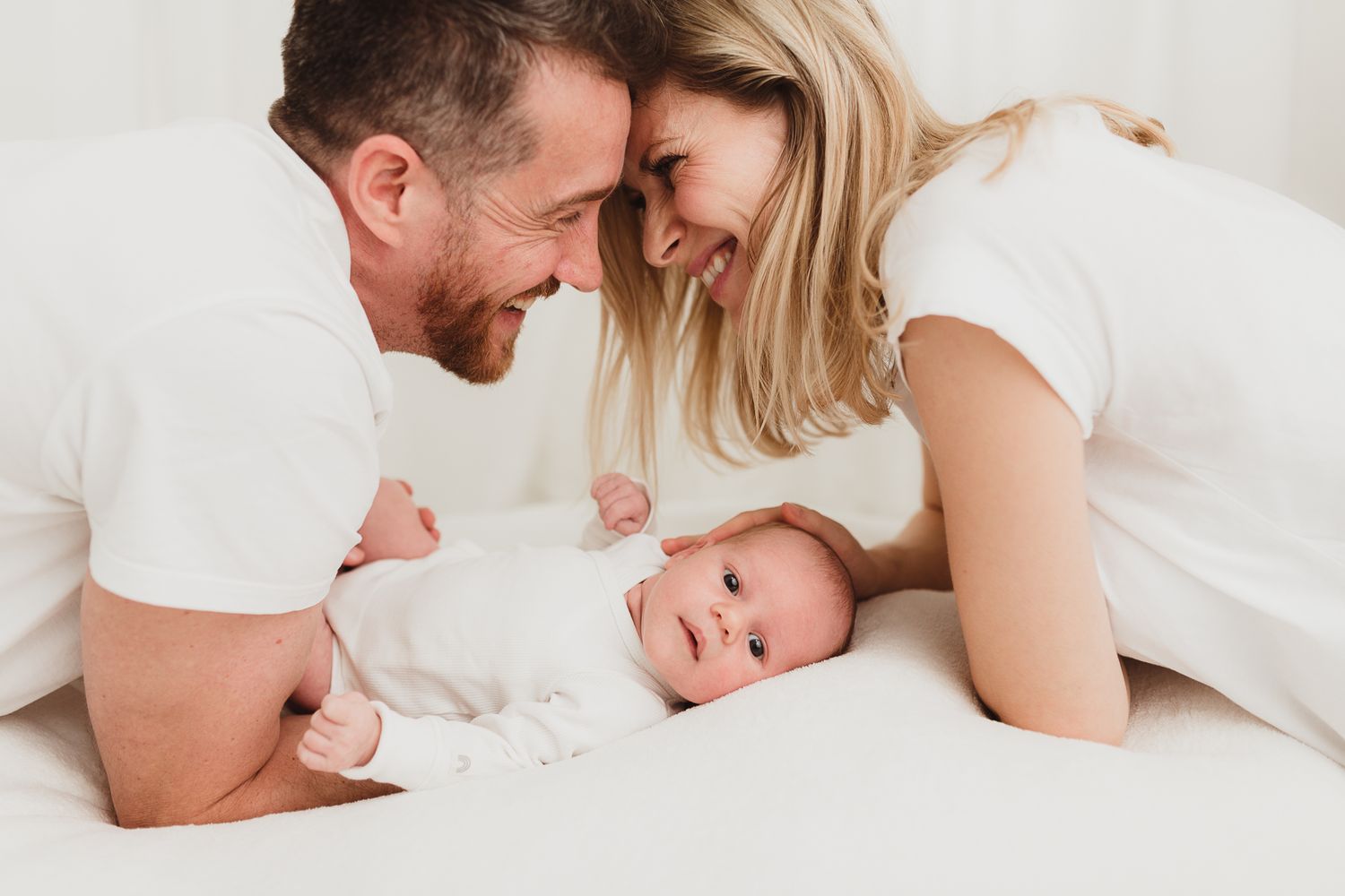 Autentické newborn fotenie a prirodzené emócie v Bratislave. 10 rokov praxe v newborn fotografii, Domi Bobák zachytenie šťastia s rodičmi.