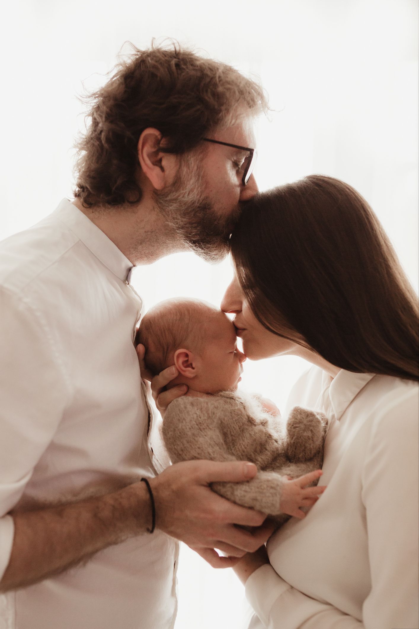Autentické newborn fotenie a prirodzené emócie v Bratislave. 10 rokov praxe v newborn fotografii, Domi Bobák zachytenie šťastia s rodičmi.
