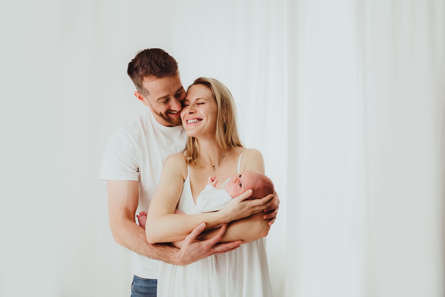 Autentické newborn fotenie a prirodzené emócie v Bratislave. 10 rokov praxe v newborn fotografii, Domi Bobák zachytenie šťastia s rodičmi.