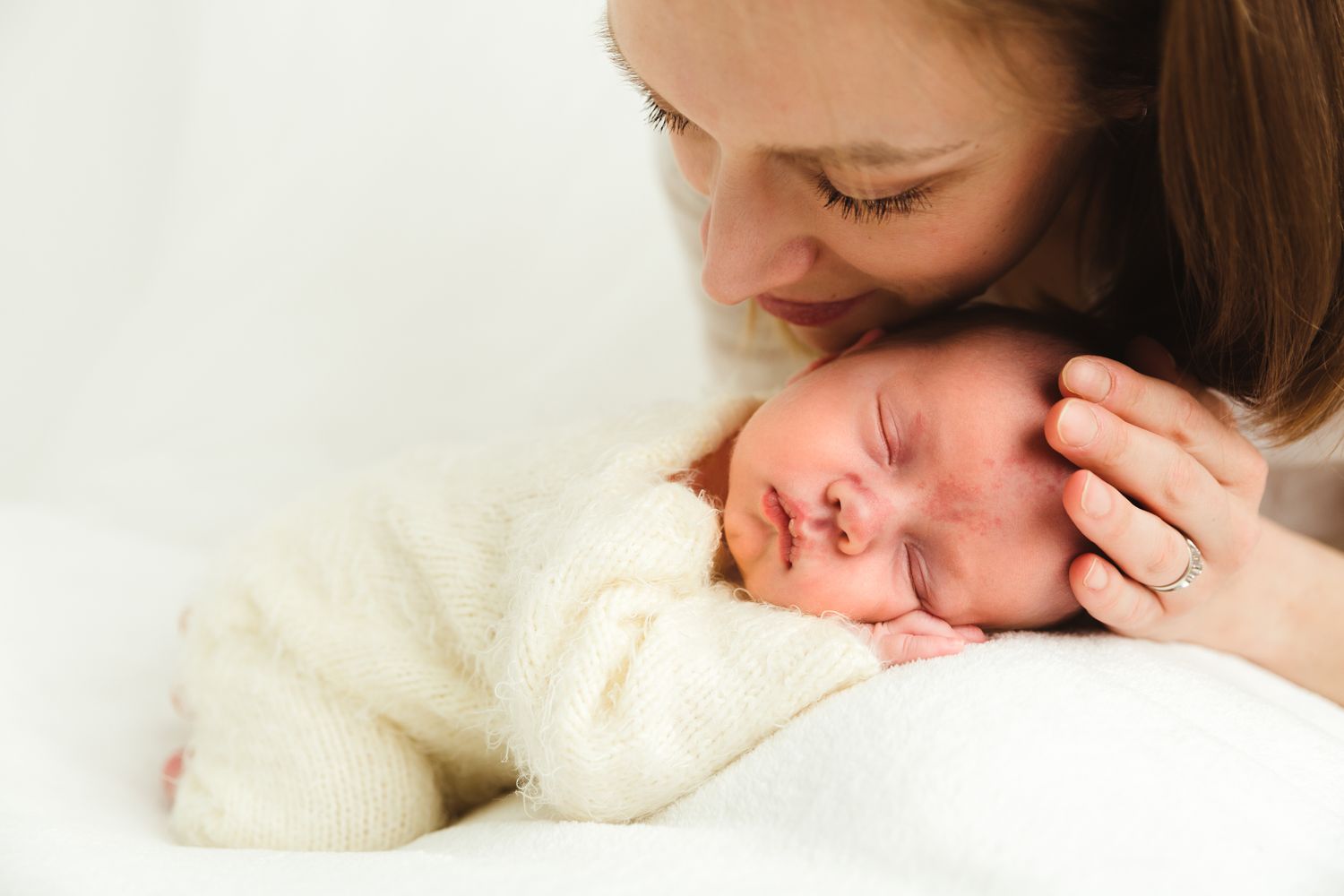 Prirodzené a autentické zábery novorodenca v náručí. Citlivé newborn fotenie v Bratislave, 10 rokov profesionálnej praxe Domi Bobák.