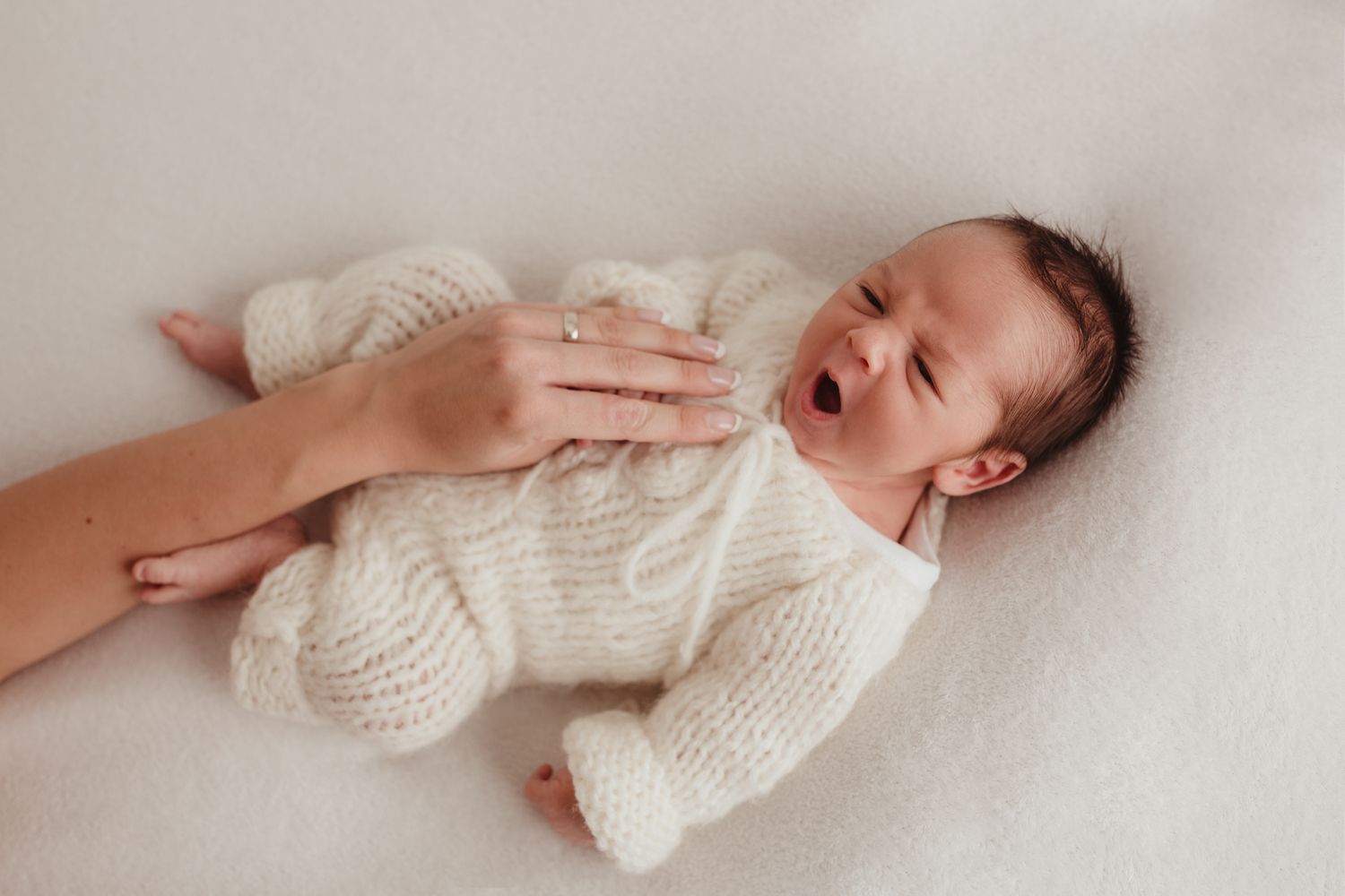 Autentické newborn fotenie a prirodzené emócie v Bratislave. 10 rokov praxe v novorodeneckej fotografii, Domi Bobák – bezpečie a pokoj.