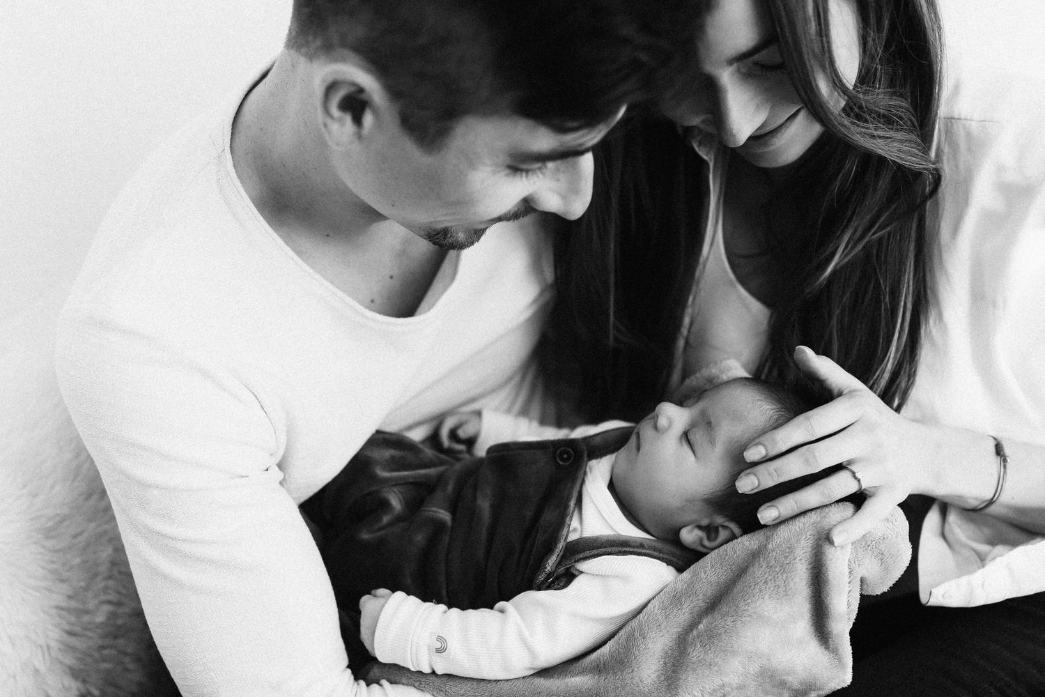 Autentické newborn fotenie a prirodzené emócie v Bratislave. 10 rokov praxe v newborn fotografii, Domi Bobák zachytenie šťastia s rodičmi.
