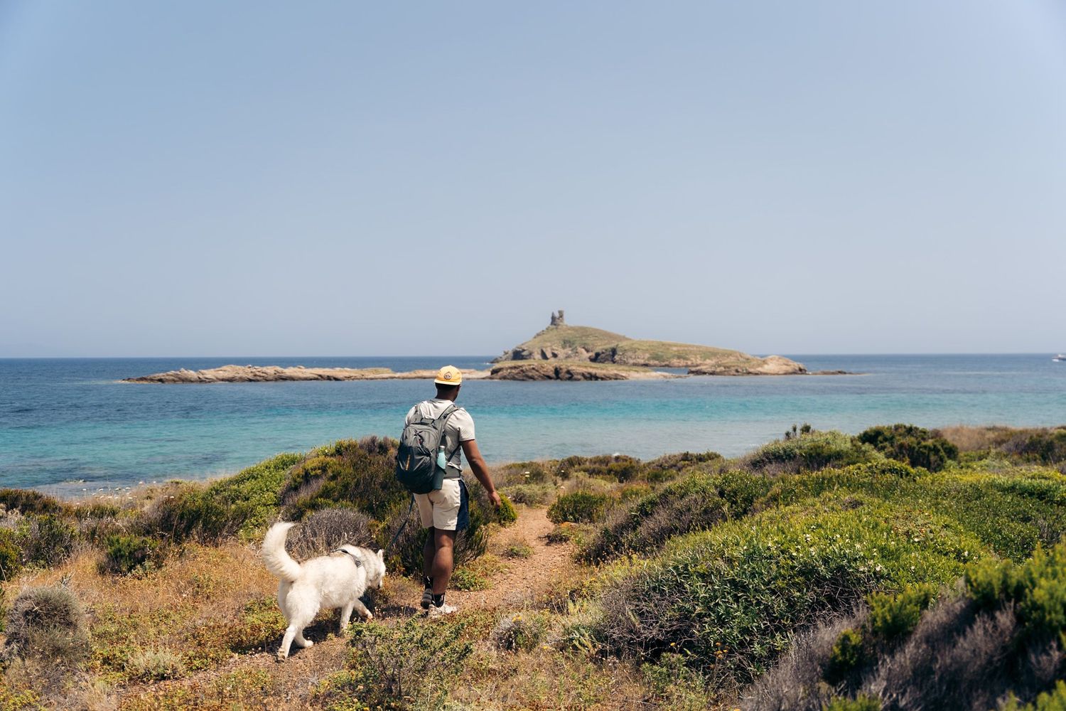 randonneur et son chien sur le sentier des douaniers proche de macinaggio au cap corse