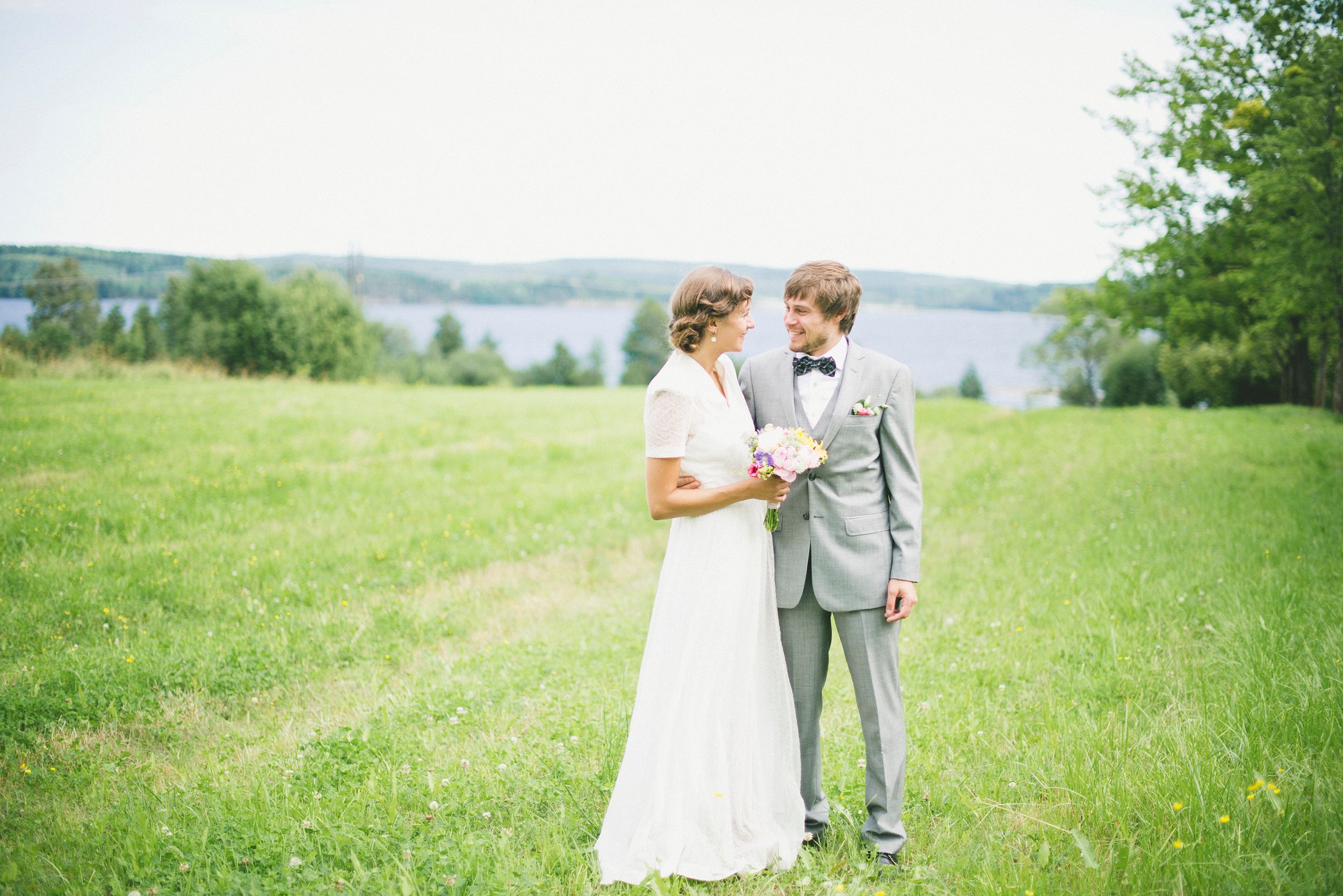 Anna och Davids bröllopsdag på Sillegården och Västra Ämterviks kyrka. Fotograf Rebecca Nordin.