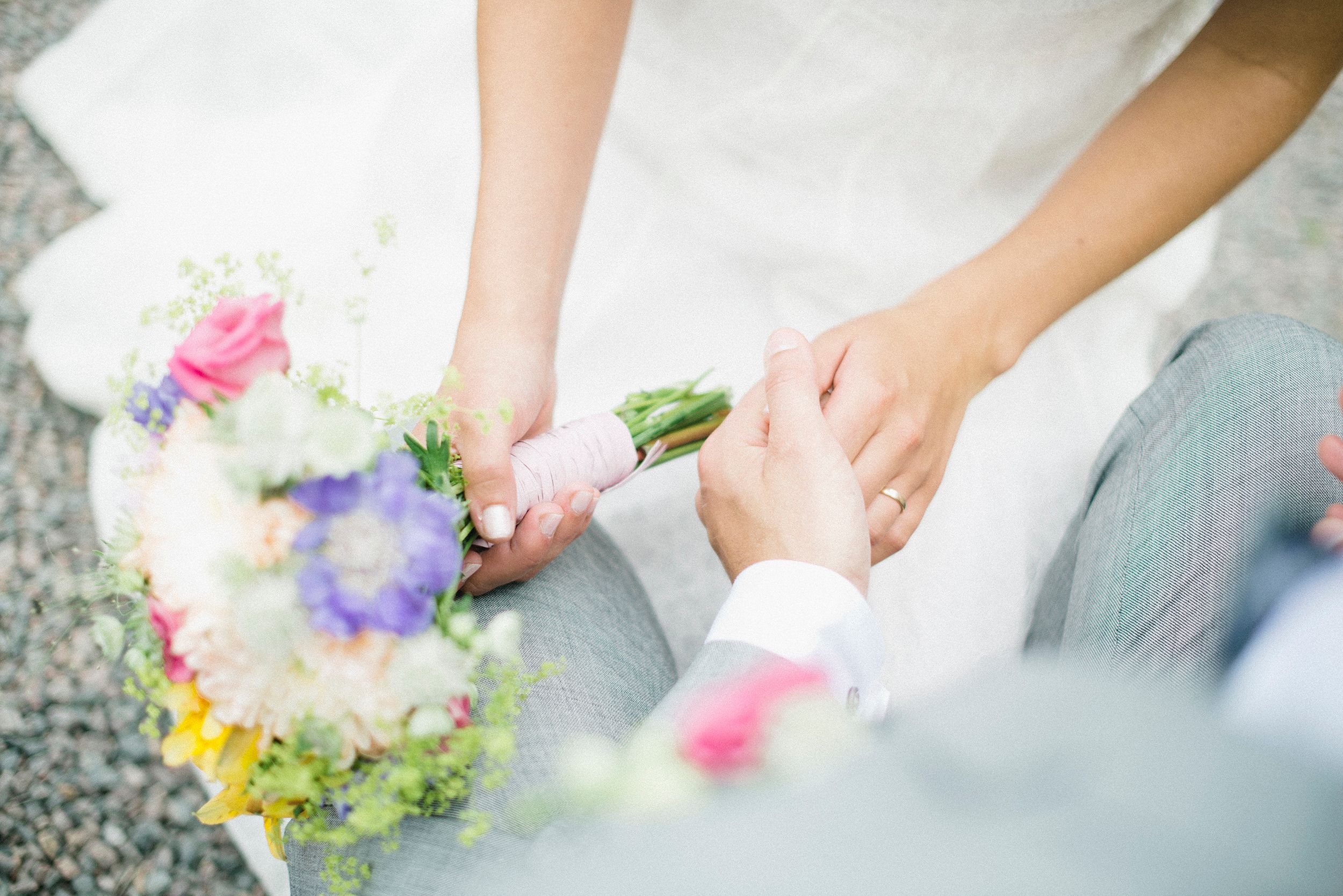 Anna och Davids bröllopsdag på Sillegården och Västra Ämterviks kyrka. Fotograf Rebecca Nordin.