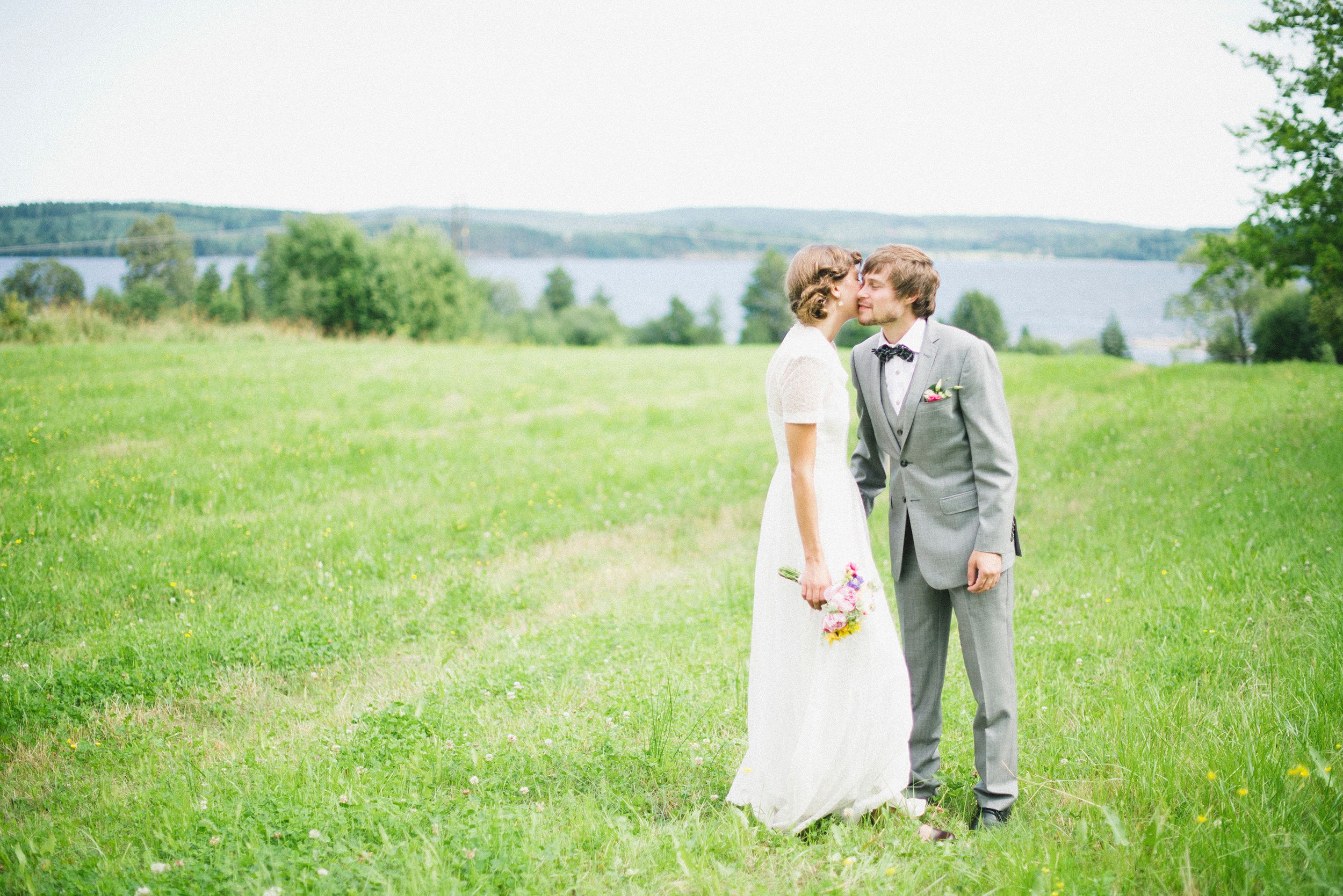 Anna och Davids bröllopsdag på Sillegården och Västra Ämterviks kyrka. Fotograf Rebecca Nordin.