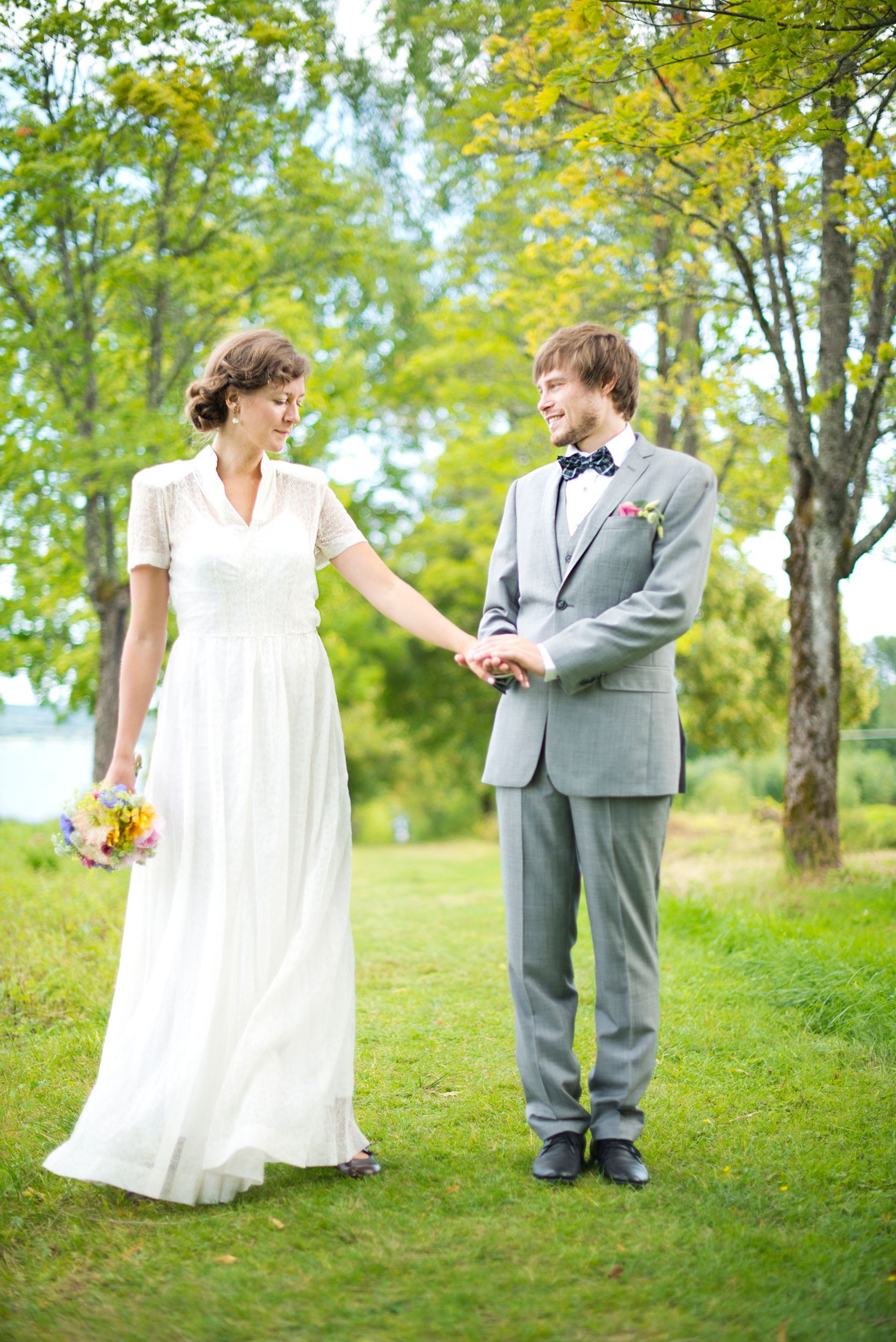 Anna och Davids bröllopsdag på Sillegården och Västra Ämterviks kyrka. Fotograf Rebecca Nordin.