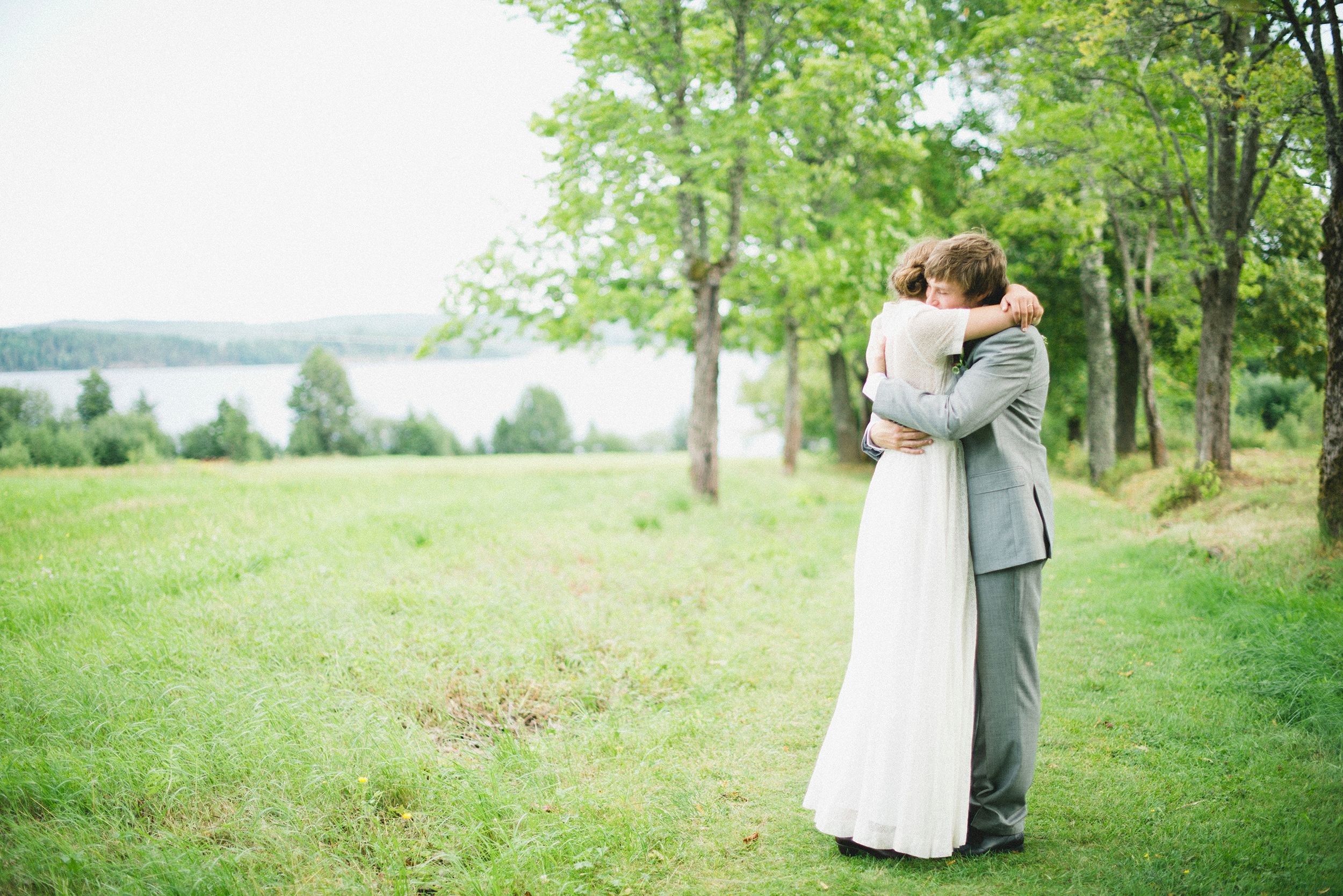 Anna och Davids bröllopsdag på Sillegården och Västra Ämterviks kyrka. Fotograf Rebecca Nordin.