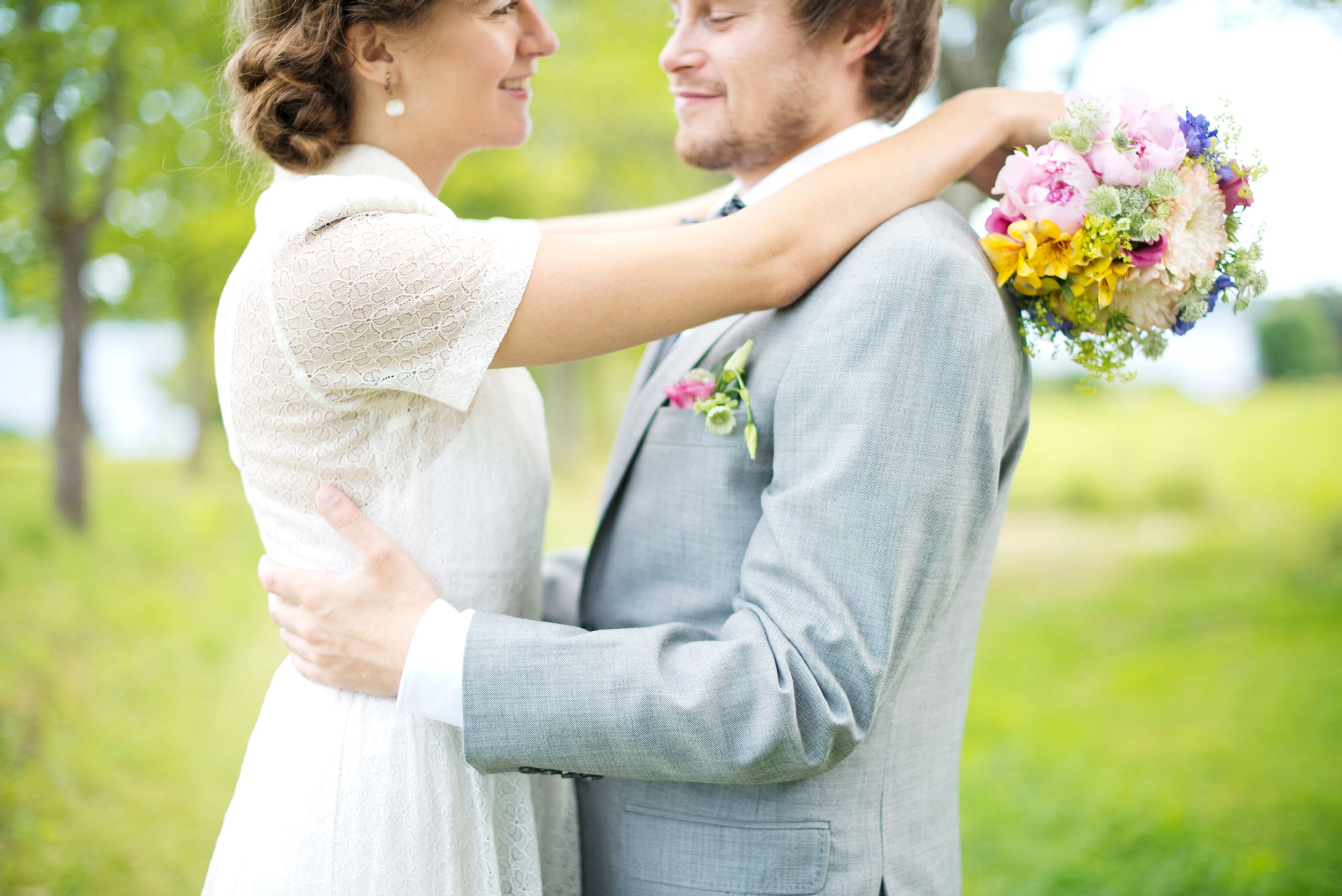 Anna och Davids bröllopsdag på Sillegården och Västra Ämterviks kyrka. Fotograf Rebecca Nordin.