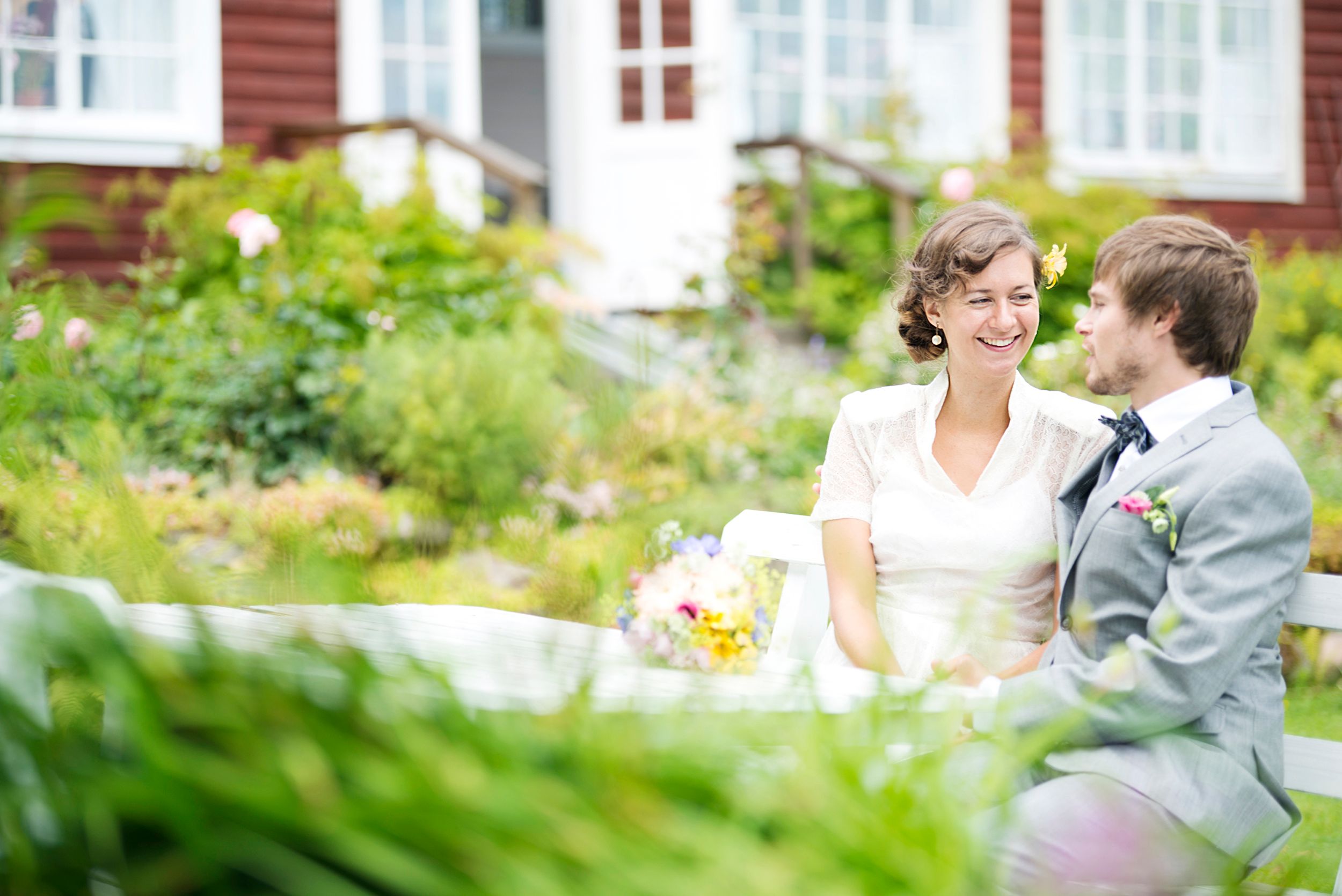 Anna och Davids bröllopsdag på Sillegården och Västra Ämterviks kyrka. Fotograf Rebecca Nordin.