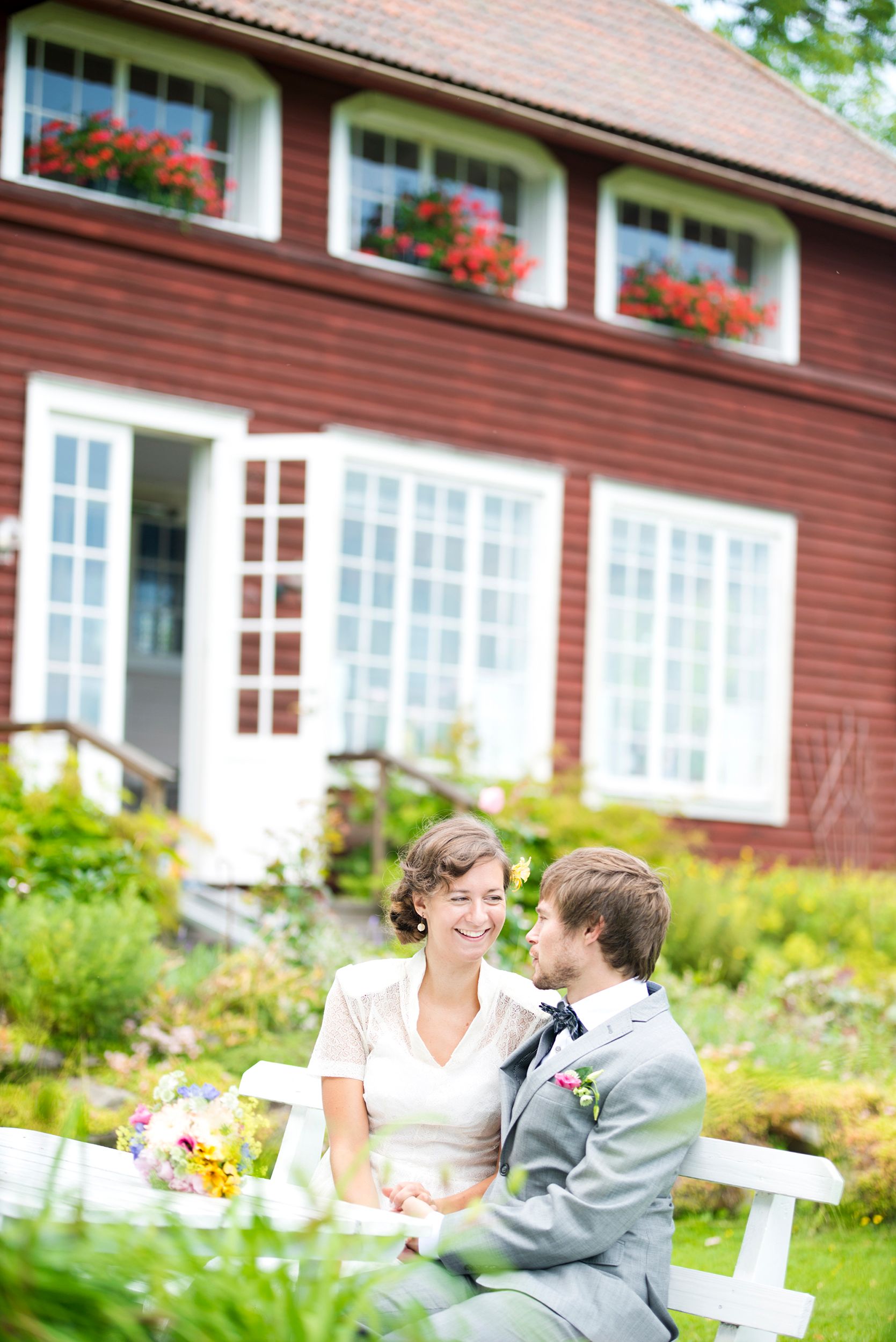 Anna och Davids bröllopsdag på Sillegården och Västra Ämterviks kyrka. Fotograf Rebecca Nordin.