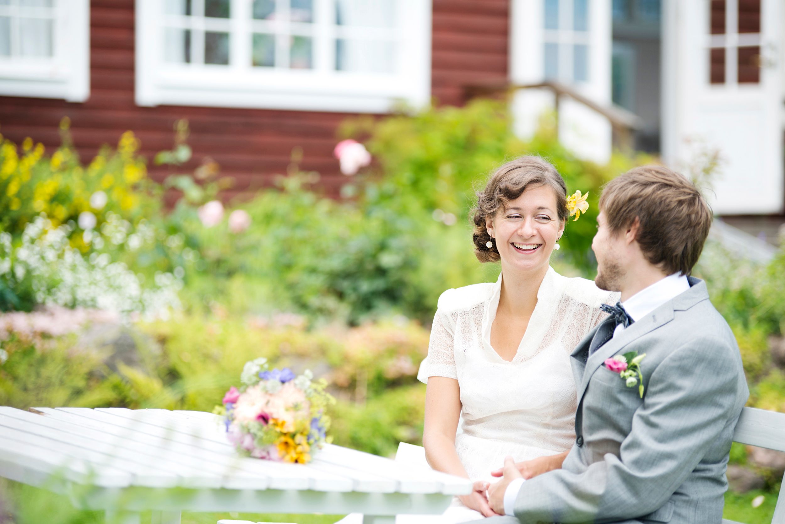 Anna och Davids bröllopsdag på Sillegården och Västra Ämterviks kyrka. Fotograf Rebecca Nordin.