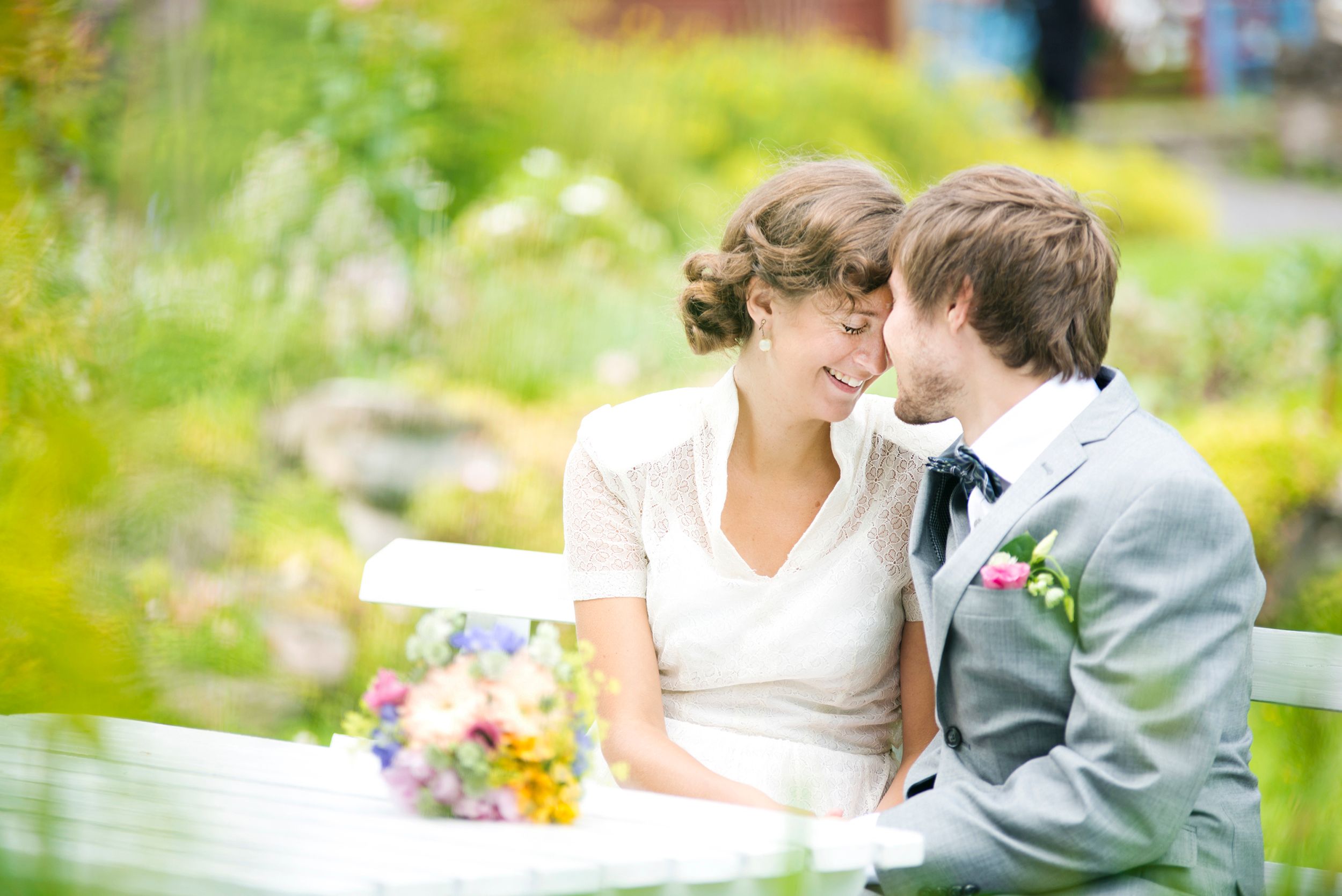 Anna och Davids bröllopsdag på Sillegården och Västra Ämterviks kyrka. Fotograf Rebecca Nordin.