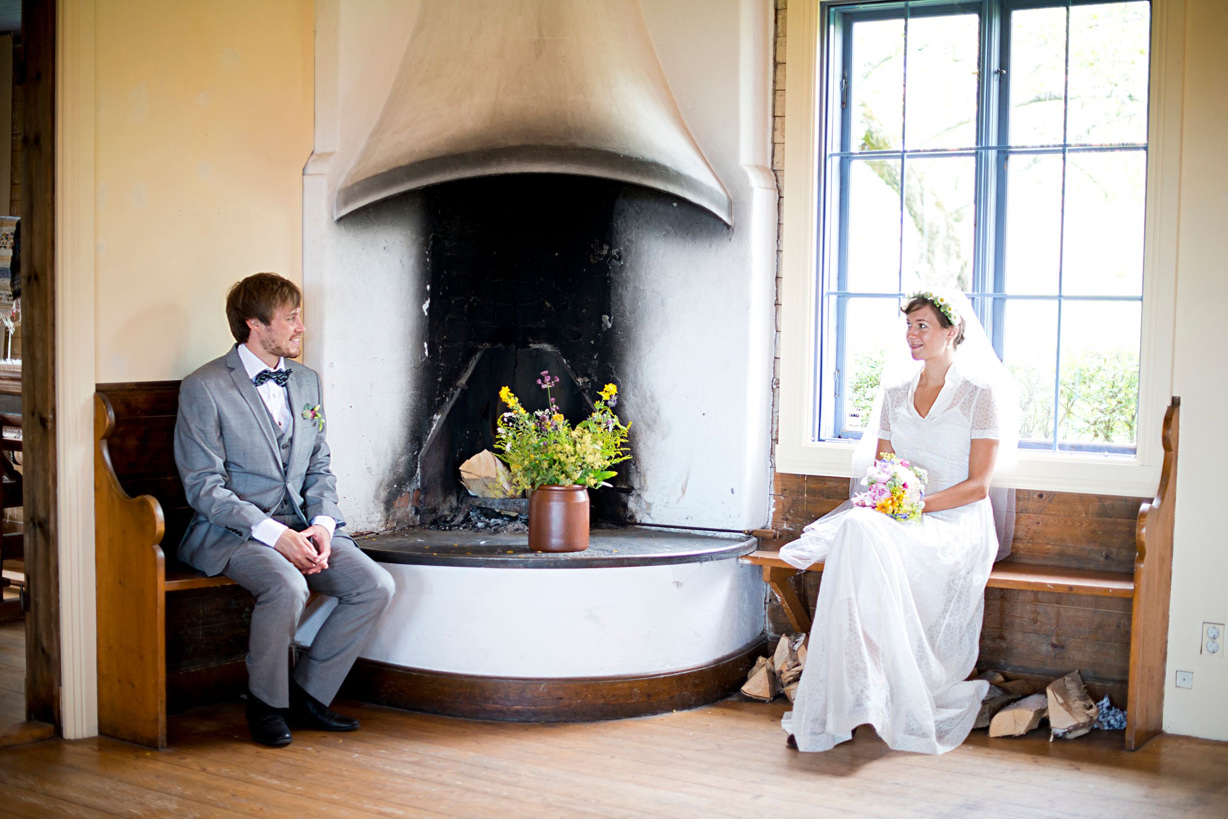 Anna och Davids bröllopsdag på Sillegården och Västra Ämterviks kyrka. Fotograf Rebecca Nordin.
