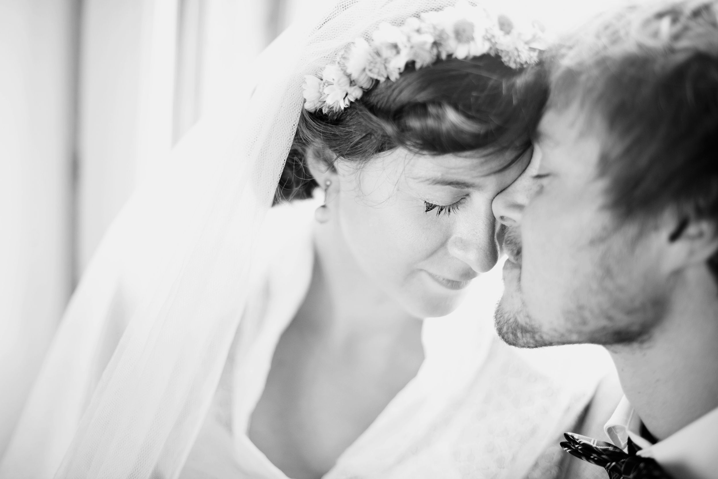 Anna och Davids bröllopsdag på Sillegården och Västra Ämterviks kyrka. Fotograf Rebecca Nordin.