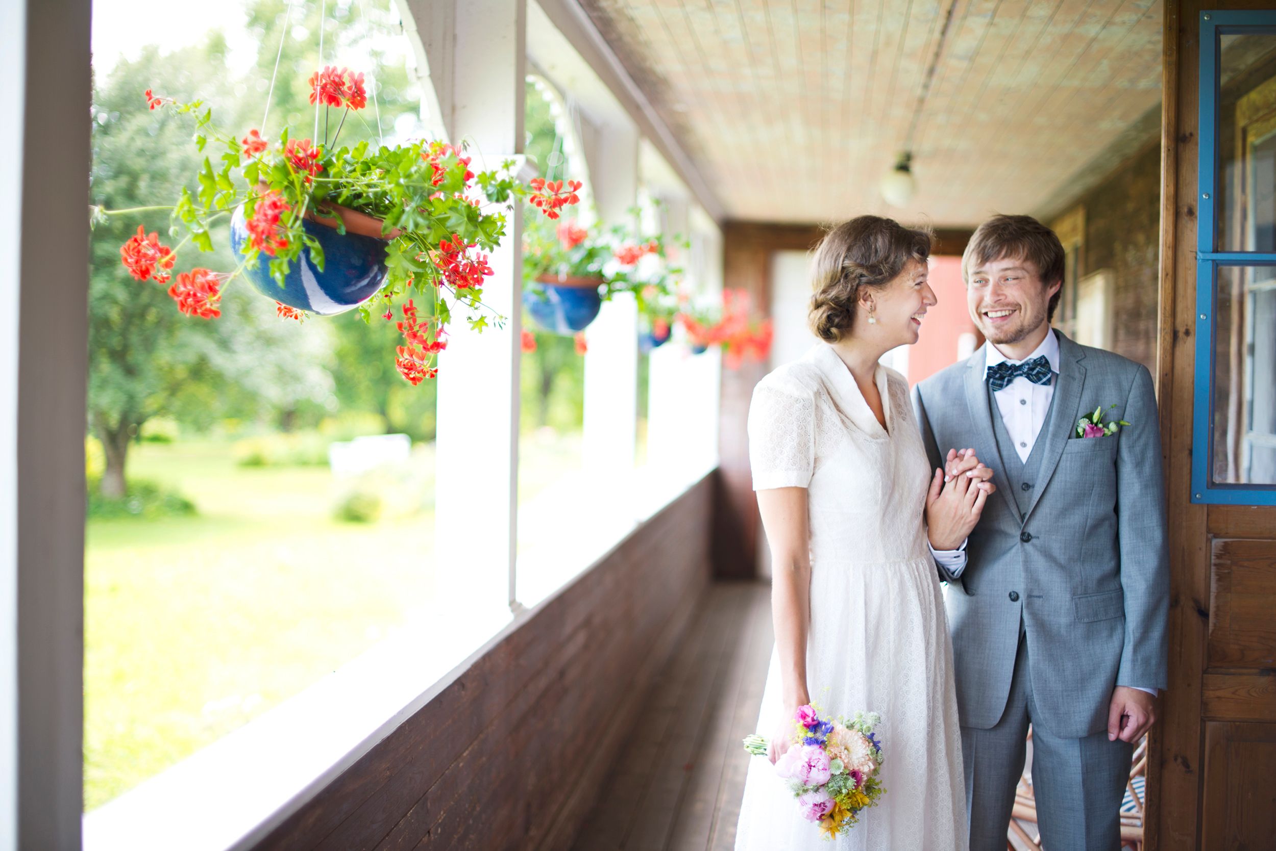 Anna och Davids bröllopsdag på Sillegården och Västra Ämterviks kyrka. Fotograf Rebecca Nordin.