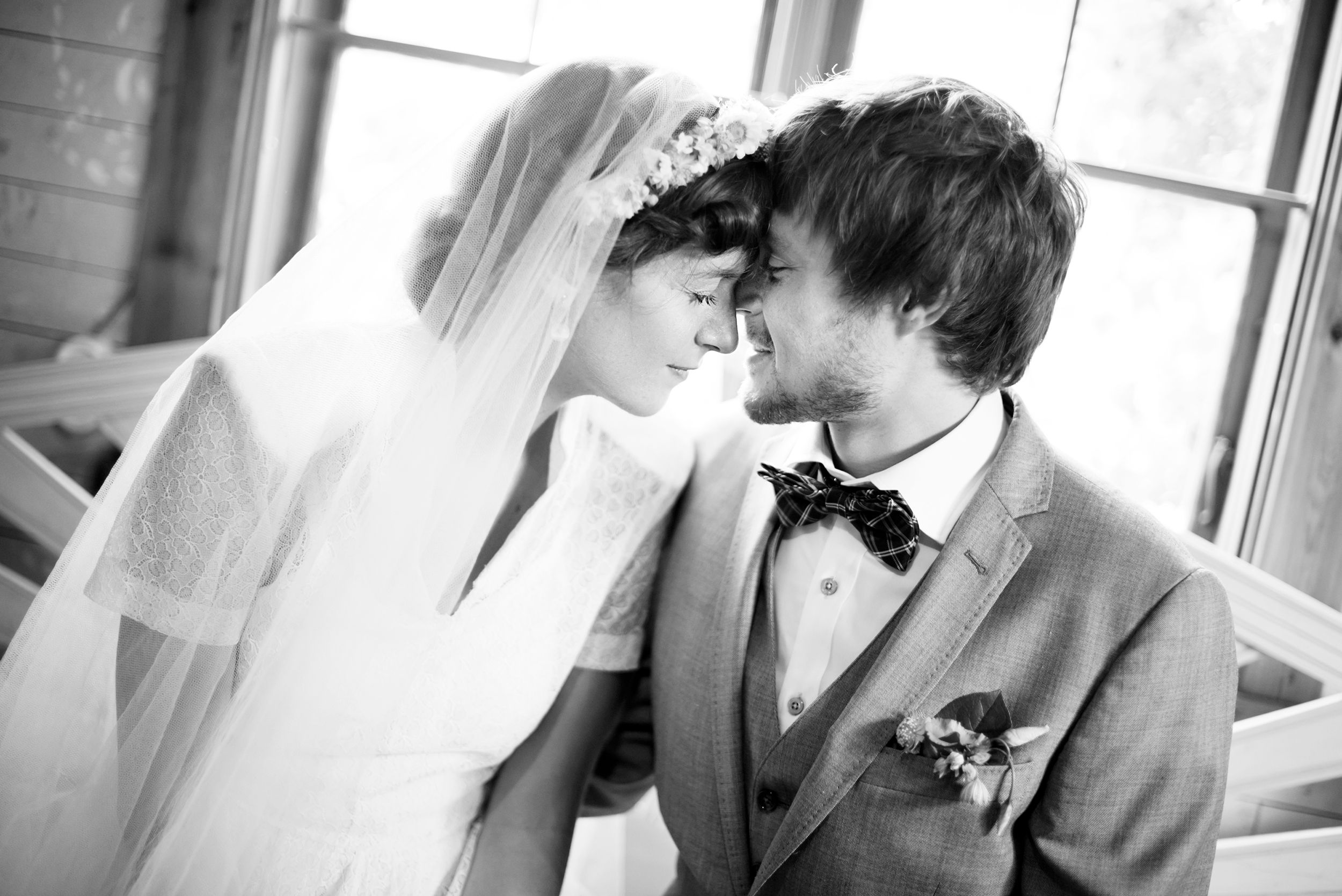 Anna och Davids bröllopsdag på Sillegården och Västra Ämterviks kyrka. Fotograf Rebecca Nordin.