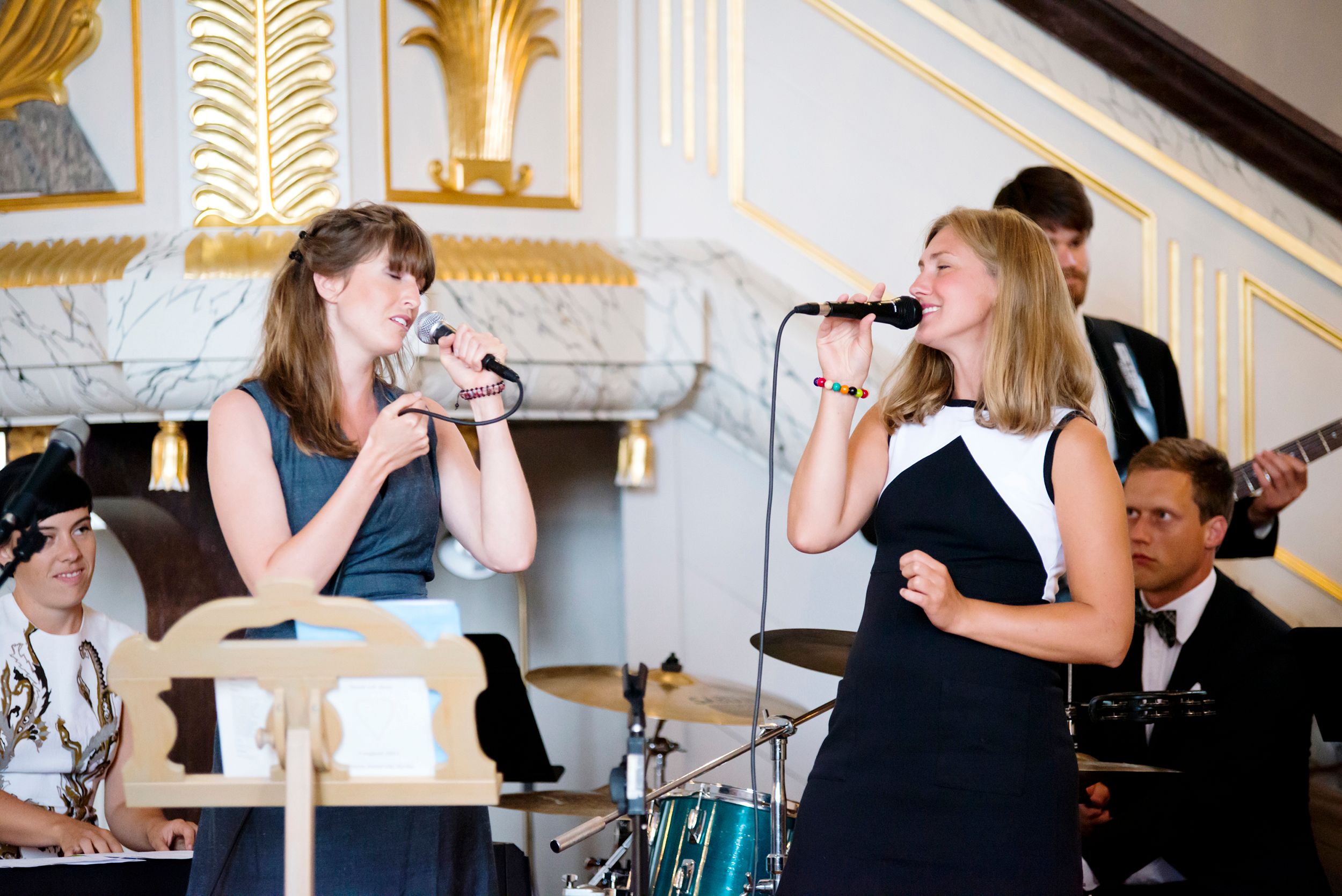Anna och Davids bröllopsdag på Sillegården och Västra Ämterviks kyrka. Fotograf Rebecca Nordin.