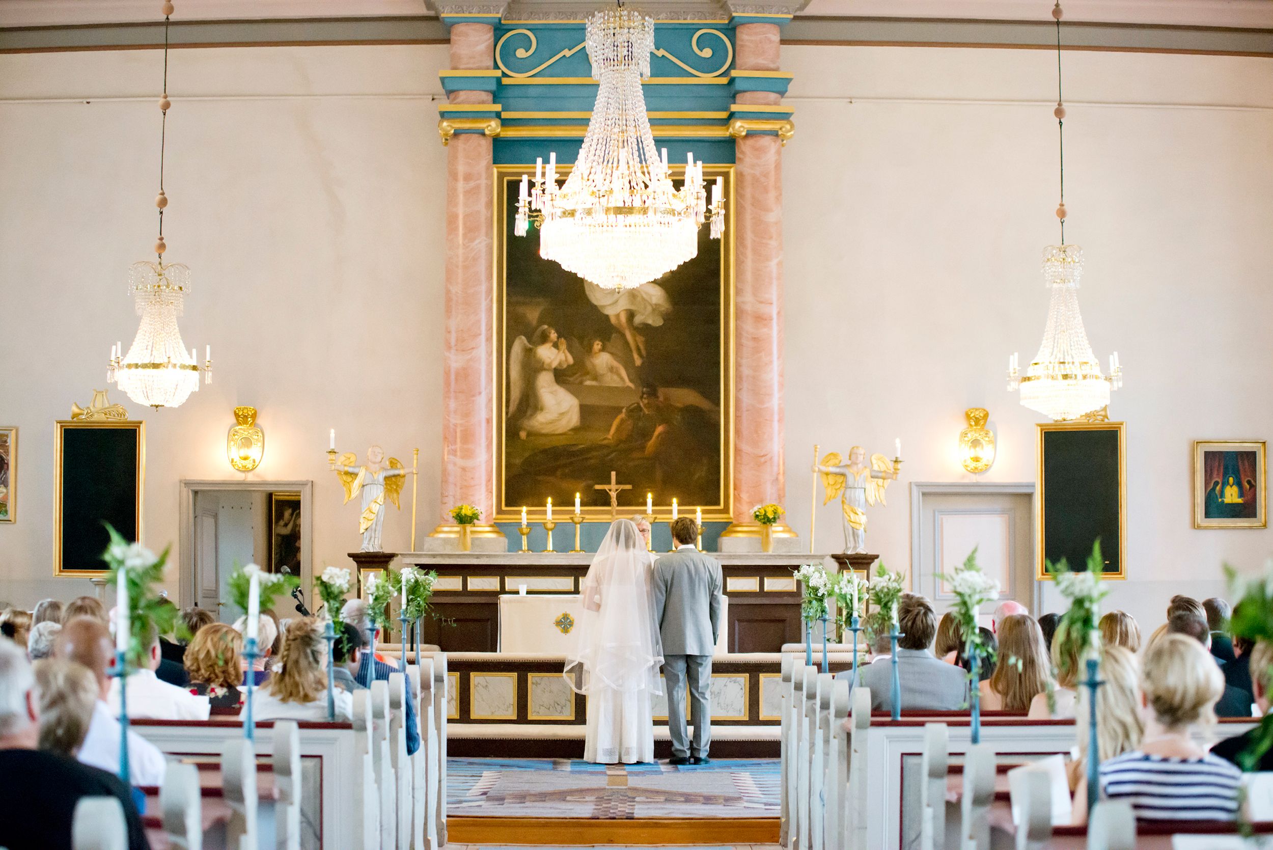 Anna och Davids bröllopsdag på Sillegården och Västra Ämterviks kyrka. Fotograf Rebecca Nordin.