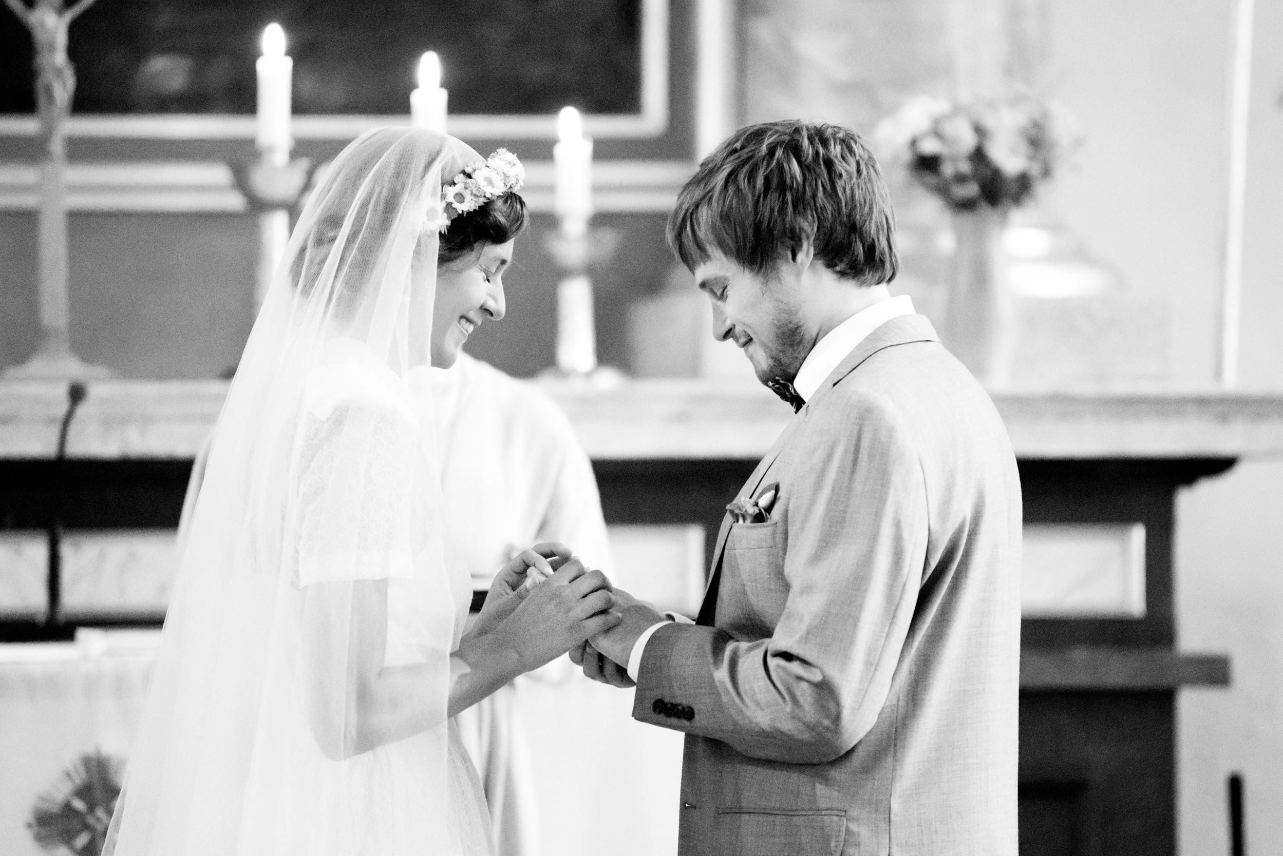 Anna och Davids bröllopsdag på Sillegården och Västra Ämterviks kyrka. Fotograf Rebecca Nordin.