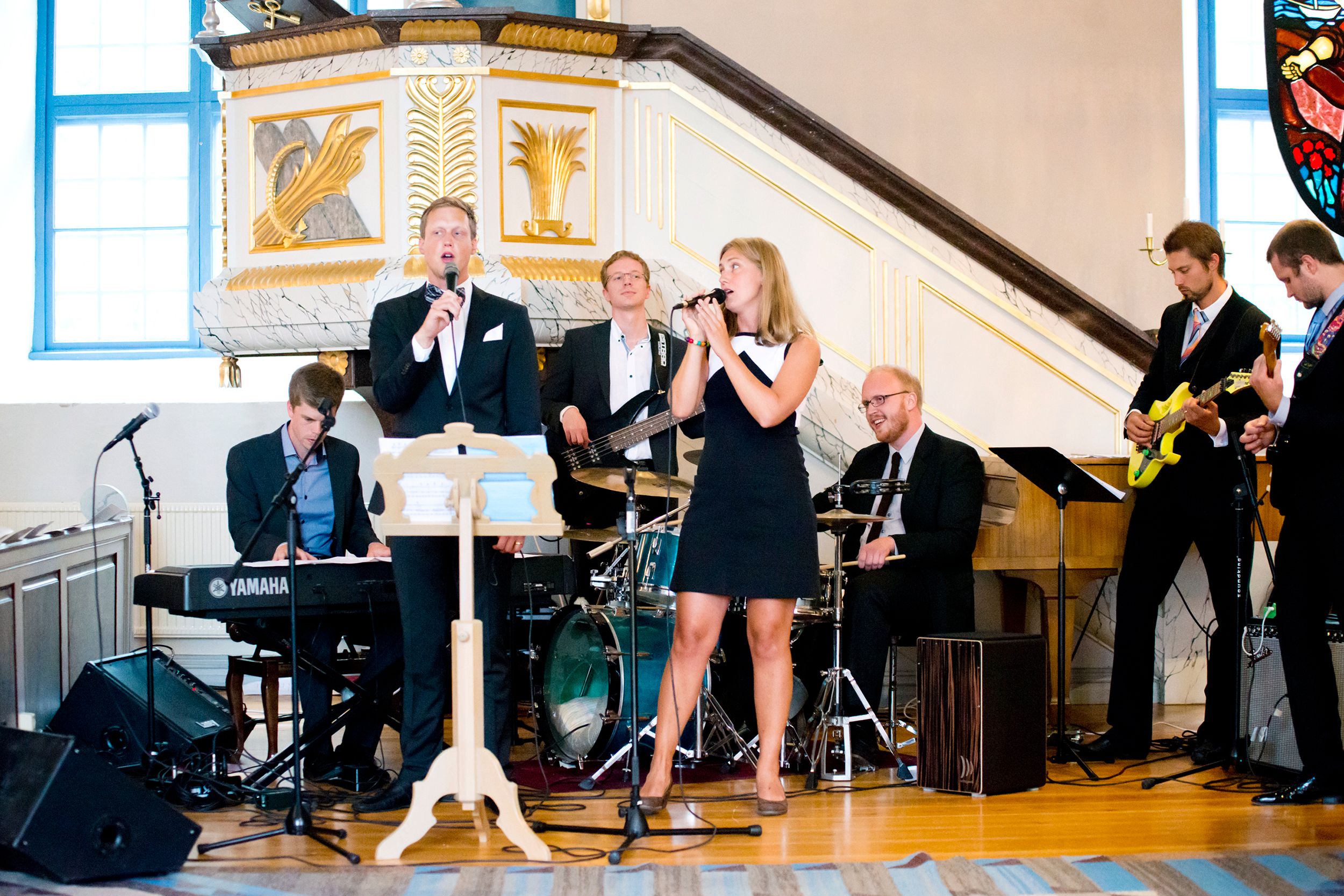 Anna och Davids bröllopsdag på Sillegården och Västra Ämterviks kyrka. Fotograf Rebecca Nordin.
