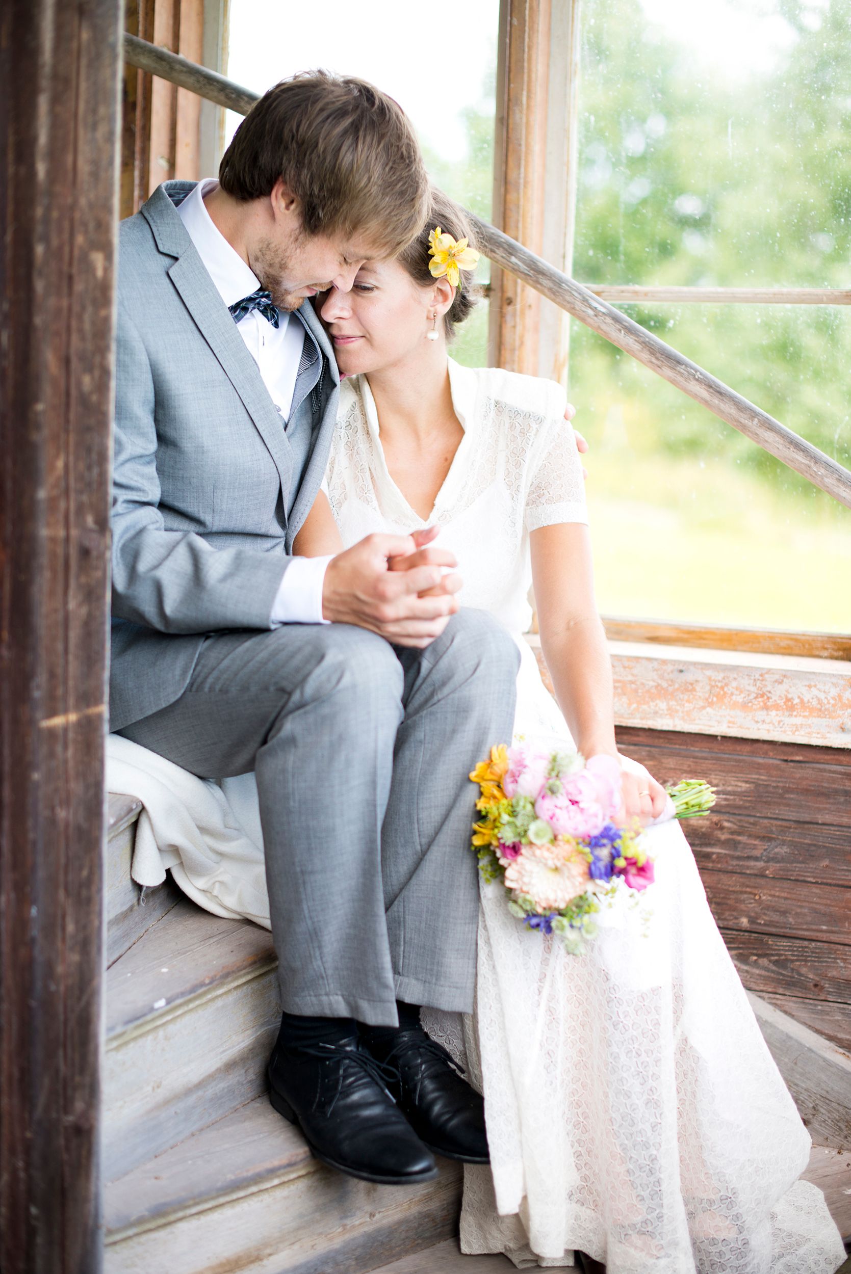 Anna och Davids bröllopsdag på Sillegården och Västra Ämterviks kyrka. Fotograf Rebecca Nordin.