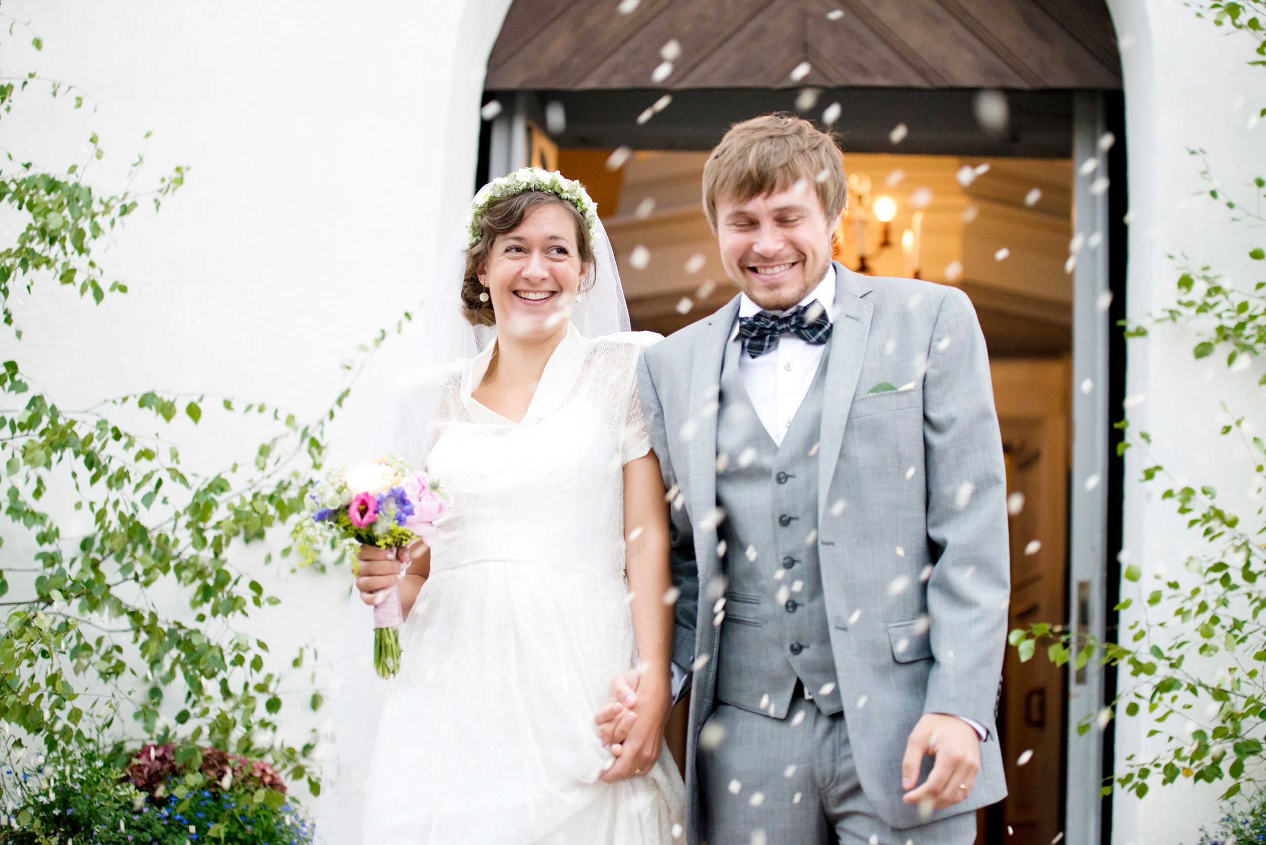 Anna och Davids bröllopsdag på Sillegården och Västra Ämterviks kyrka. Fotograf Rebecca Nordin.