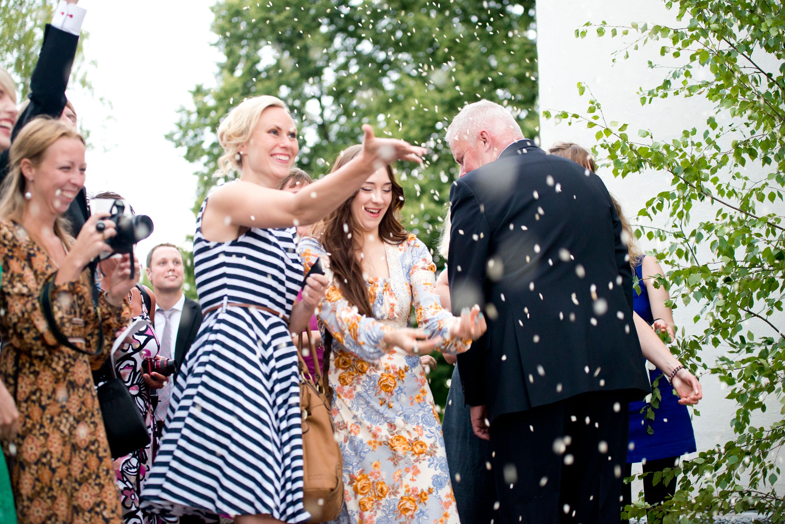 Anna och Davids bröllopsdag på Sillegården och Västra Ämterviks kyrka. Fotograf Rebecca Nordin.